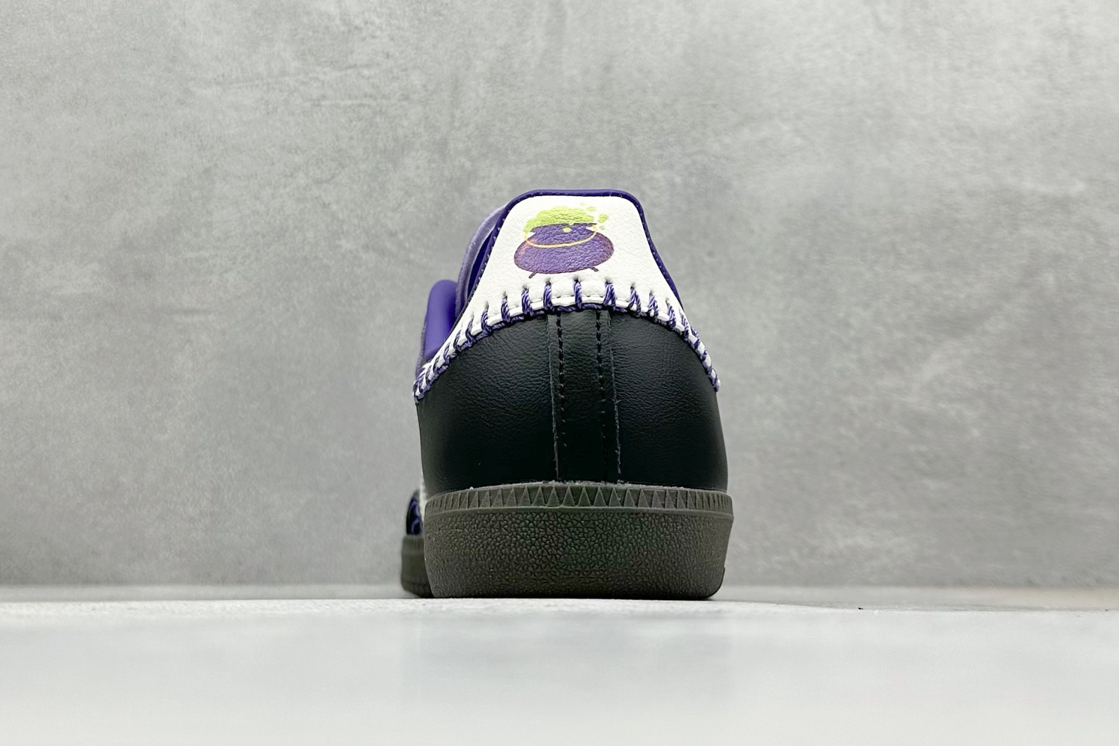 图片[6]-YH长青福利  AD Original Samba OG 复古经典轻便板鞋 带有装饰的超锁缝制和无缝的手感 柔软、柔软的皮革造型和标志性的3条纹完成了精致的外观 正规合身鞋带 鞋面上有绒面鞋垫 橡胶鞋底 享受正畸套筒软感 自50年代首次亮相以来就一直在赢得粉丝的青睐！ 货号：JI3935-选品中心