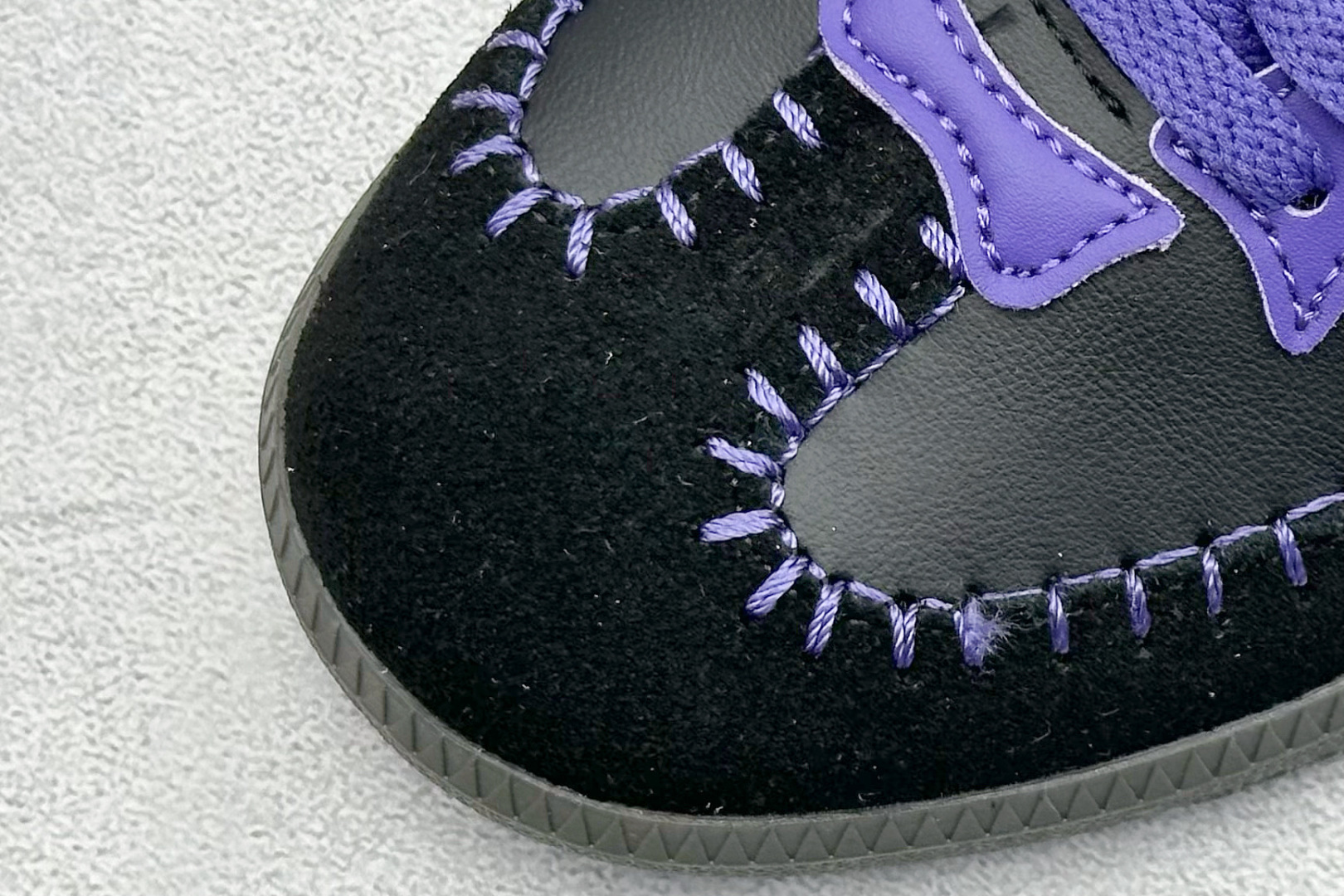 图片[7]-YH长青福利  AD Original Samba OG 复古经典轻便板鞋 带有装饰的超锁缝制和无缝的手感 柔软、柔软的皮革造型和标志性的3条纹完成了精致的外观 正规合身鞋带 鞋面上有绒面鞋垫 橡胶鞋底 享受正畸套筒软感 自50年代首次亮相以来就一直在赢得粉丝的青睐！ 货号：JI3935-选品中心