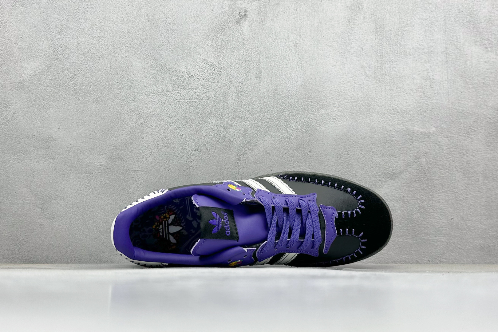 图片[3]-YH长青福利  AD Original Samba OG 复古经典轻便板鞋 带有装饰的超锁缝制和无缝的手感 柔软、柔软的皮革造型和标志性的3条纹完成了精致的外观 正规合身鞋带 鞋面上有绒面鞋垫 橡胶鞋底 享受正畸套筒软感 自50年代首次亮相以来就一直在赢得粉丝的青睐！ 货号：JI3935-选品中心