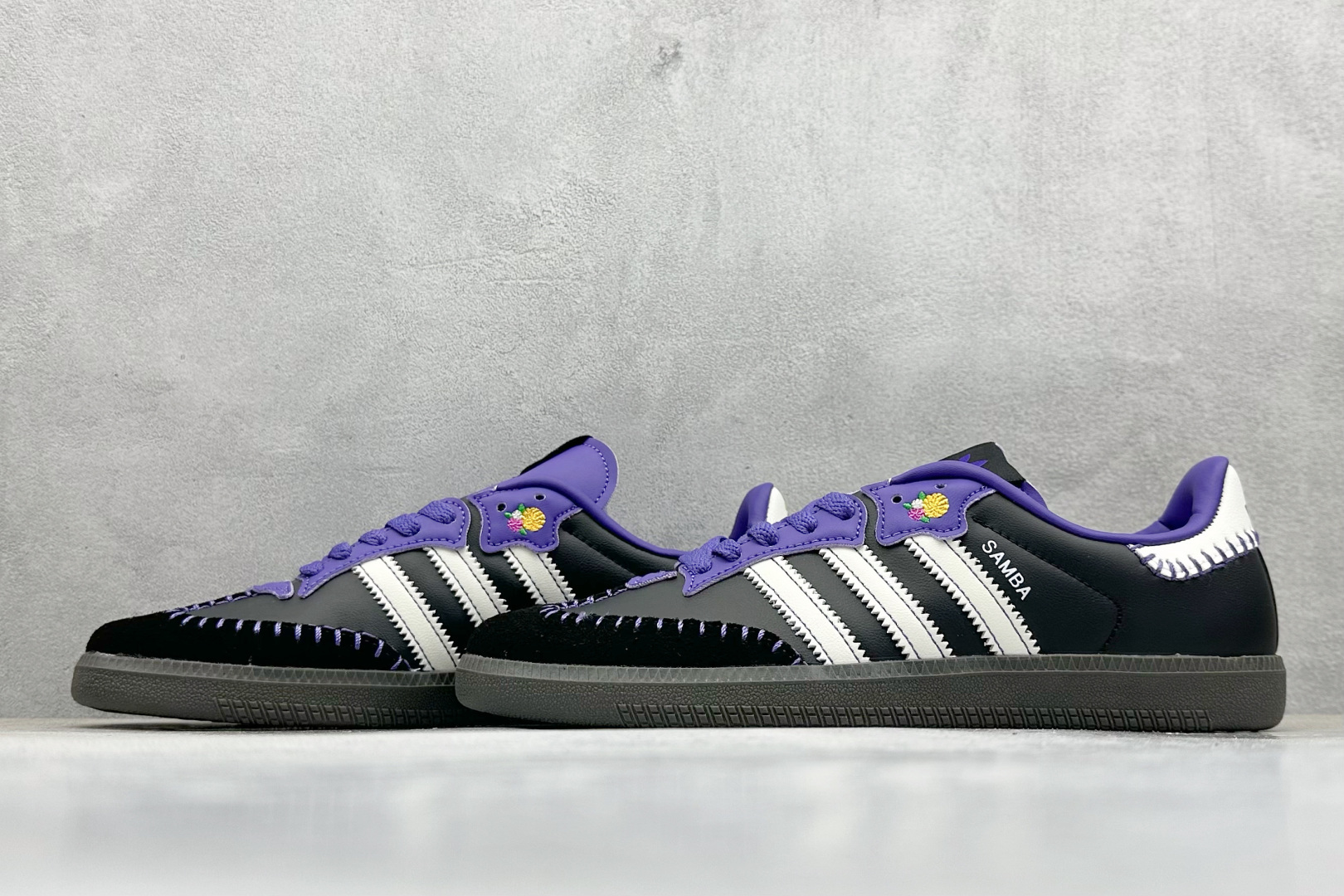 图片[5]-YH长青福利  AD Original Samba OG 复古经典轻便板鞋 带有装饰的超锁缝制和无缝的手感 柔软、柔软的皮革造型和标志性的3条纹完成了精致的外观 正规合身鞋带 鞋面上有绒面鞋垫 橡胶鞋底 享受正畸套筒软感 自50年代首次亮相以来就一直在赢得粉丝的青睐！ 货号：JI3935-选品中心