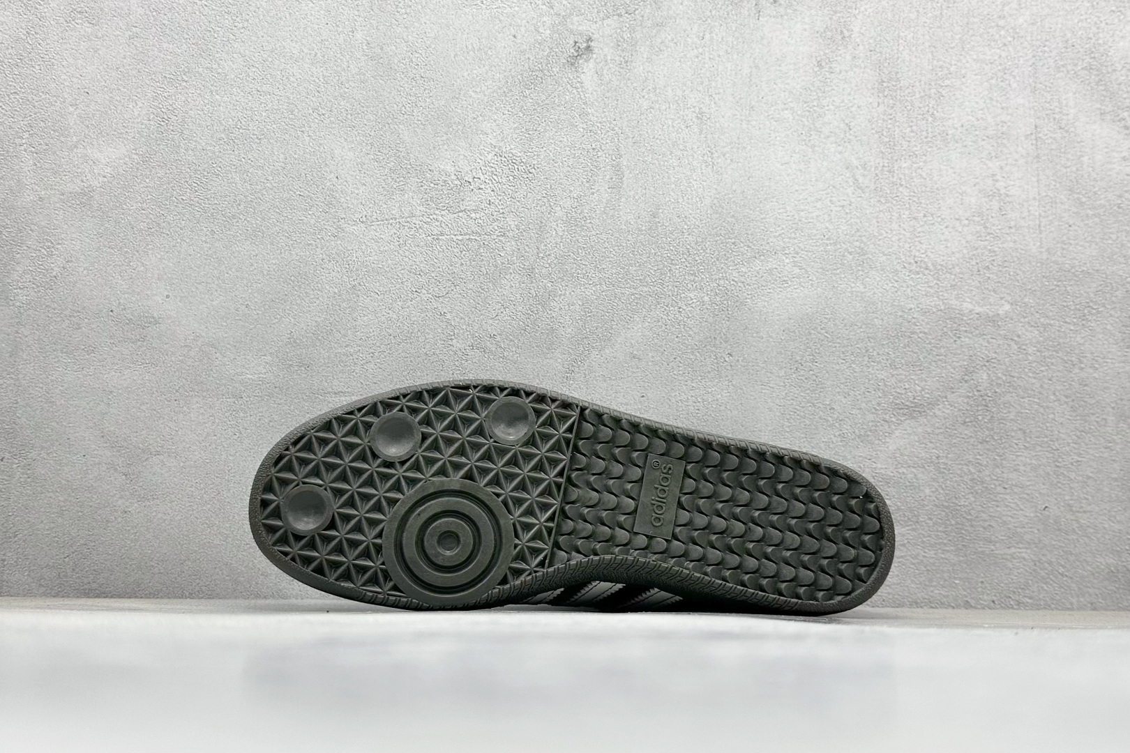 图片[4]-YH长青福利  AD Original Samba OG 复古经典轻便板鞋 带有装饰的超锁缝制和无缝的手感 柔软、柔软的皮革造型和标志性的3条纹完成了精致的外观 正规合身鞋带 鞋面上有绒面鞋垫 橡胶鞋底 享受正畸套筒软感 自50年代首次亮相以来就一直在赢得粉丝的青睐！ 货号：JI3935-选品中心