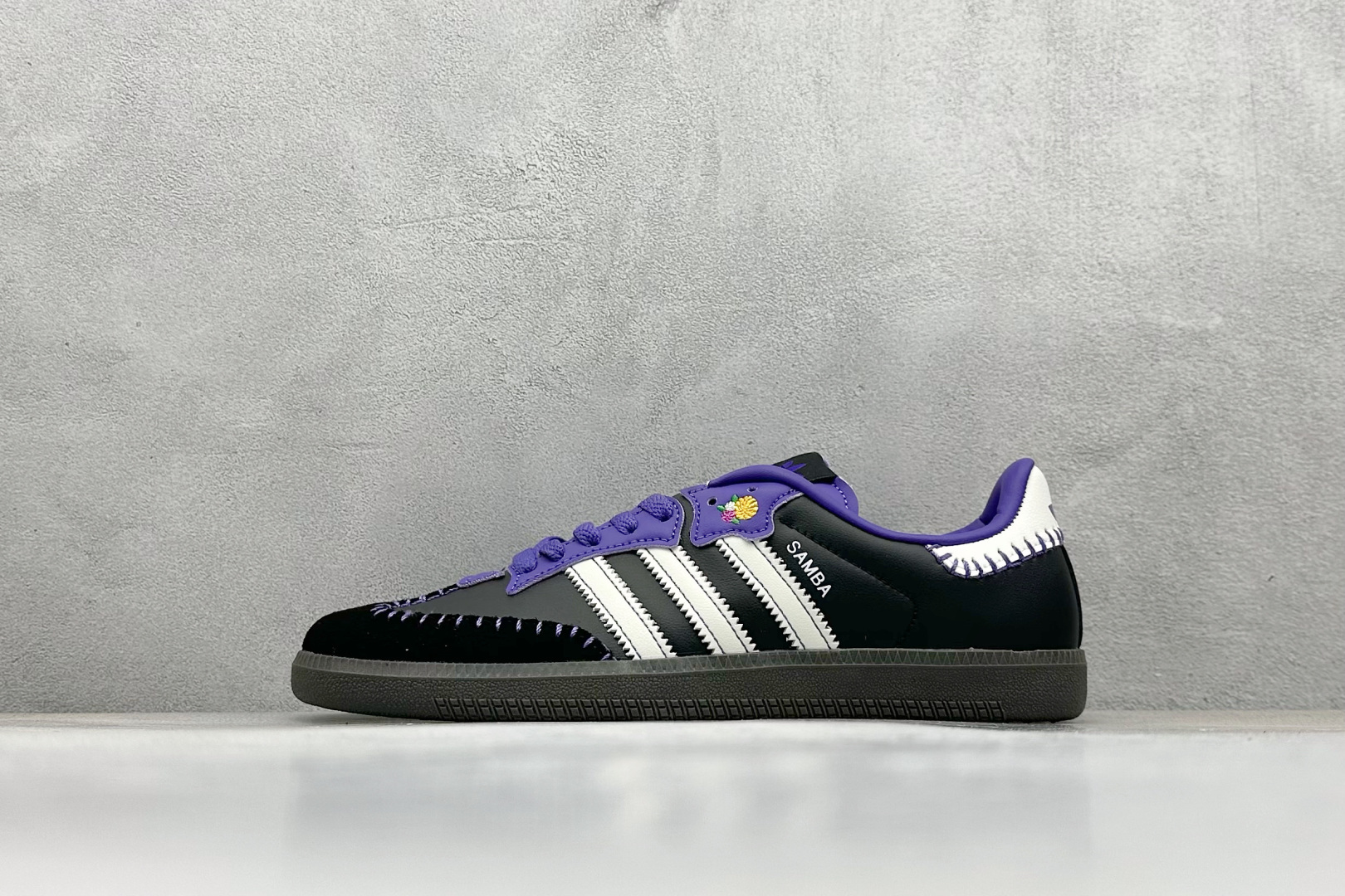 YH长青福利  AD Original Samba OG 复古经典轻便板鞋 带有装饰的超锁缝制和无缝的手感 柔软、柔软的皮革造型和标志性的3条纹完成了精致的外观 正规合身鞋带 鞋面上有绒面鞋垫 橡胶鞋底 享受正畸套筒软感 自50年代首次亮相以来就一直在赢得粉丝的青睐！ 货号：JI3935-选品中心