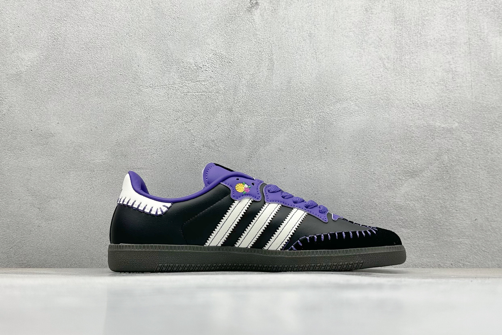 图片[2]-YH长青福利  AD Original Samba OG 复古经典轻便板鞋 带有装饰的超锁缝制和无缝的手感 柔软、柔软的皮革造型和标志性的3条纹完成了精致的外观 正规合身鞋带 鞋面上有绒面鞋垫 橡胶鞋底 享受正畸套筒软感 自50年代首次亮相以来就一直在赢得粉丝的青睐！ 货号：JI3935-选品中心