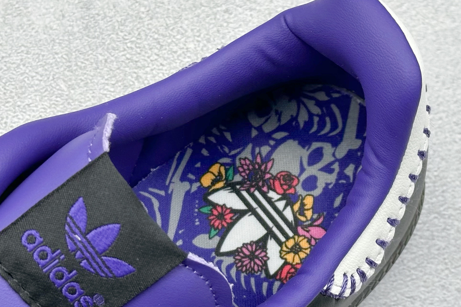 图片[8]-YH长青福利  AD Original Samba OG 复古经典轻便板鞋 带有装饰的超锁缝制和无缝的手感 柔软、柔软的皮革造型和标志性的3条纹完成了精致的外观 正规合身鞋带 鞋面上有绒面鞋垫 橡胶鞋底 享受正畸套筒软感 自50年代首次亮相以来就一直在赢得粉丝的青睐！ 货号：JI3935-选品中心