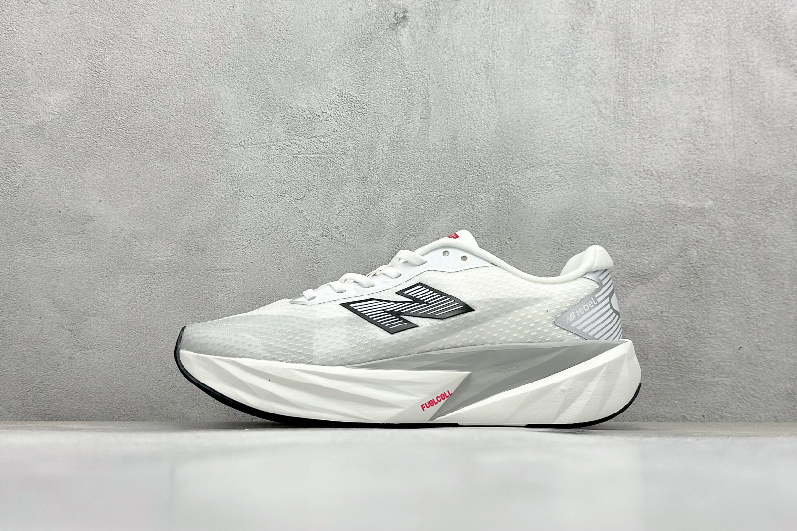 NEW BALANCE Rebel FuelCell Rebel V4 舒适时尚织物减震耐磨低帮马拉松轻量化跑步鞋 NB新百伦于 2019 年夏天首次发布了 Rebel 在制鞋业仍在向强调能量回报的弹力泡沫转变的时候 Rebel 确实是一个叛逆者 快进到 2024 年 Rebel v4 承诺通过重新配制的中底化合物和更高的堆叠高度提供更轻、更有弹性的跑步体验 就像New Balance SC Elite v4一样 Rebel v4 提供了完全重新设计的中底化合物 最新的混合物将 New Balance 专有的 FuelCell 泡沫（TPU 和 EVA 的混合物）与 PEBA 泡沫相结合 带来更弹跳的跑步体验 PEBA是一种超轻 高性能的泡沫 通常出现在镀碳超级鞋中 New Balance Rebel v4、ASICS Novablast 4和Brooks Hyperion Max都是精力充沛的无电镀运动鞋 在速度锻炼和快节奏中大放异彩 这三款鞋都依靠它们的中底泡沫和轻微的摇杆形状来创造一种向前滚动的感觉 而且虽然这些鞋子在堆叠高度和重量方面各不相同 但它们提供了相似的软硬比例 有足够的流行力来加快步伐 货号：MFCXLB4 尺码： 36-45-选品中心