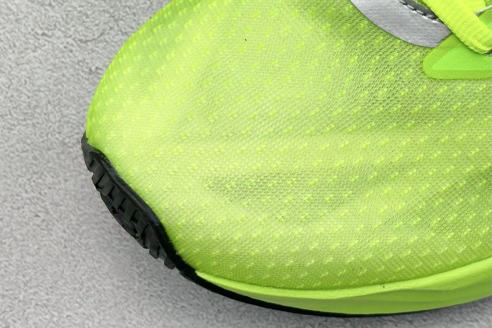 图片[7]-NEW BALANCE Rebel FuelCell Rebel V4 舒适时尚织物减震耐磨低帮马拉松轻量化跑步鞋 NB新百伦于 2019 年夏天首次发布了 Rebel 在制鞋业仍在向强调能量回报的弹力泡沫转变的时候 Rebel 确实是一个叛逆者 快进到 2024 年 Rebel v4 承诺通过重新配制的中底化合物和更高的堆叠高度提供更轻、更有弹性的跑步体验 就像New Balance SC Elite v4一样 Rebel v4 提供了完全重新设计的中底化合物 最新的混合物将 New Balance 专有的 FuelCell 泡沫（TPU 和 EVA 的混合物）与 PEBA 泡沫相结合 带来更弹跳的跑步体验 PEBA是一种超轻 高性能的泡沫 通常出现在镀碳超级鞋中 New Balance Rebel v4、ASICS Novablast 4和Brooks Hyperion Max都是精力充沛的无电镀运动鞋 在速度锻炼和快节奏中大放异彩 这三款鞋都依靠它们的中底泡沫和轻微的摇杆形状来创造一种向前滚动的感觉 而且虽然这些鞋子在堆叠高度和重量方面各不相同 但它们提供了相似的软硬比例 有足够的流行力来加快步伐 货号：MFCXLB4 尺码： 40-45-选品中心