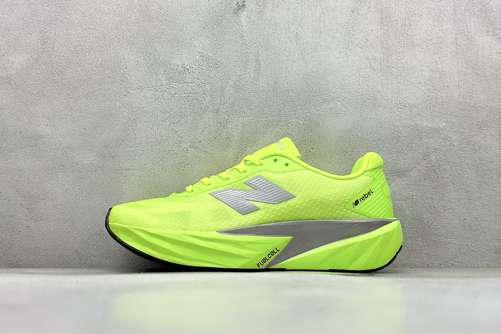 NEW BALANCE Rebel FuelCell Rebel V4 舒适时尚织物减震耐磨低帮马拉松轻量化跑步鞋 NB新百伦于 2019 年夏天首次发布了 Rebel 在制鞋业仍在向强调能量回报的弹力泡沫转变的时候 Rebel 确实是一个叛逆者 快进到 2024 年 Rebel v4 承诺通过重新配制的中底化合物和更高的堆叠高度提供更轻、更有弹性的跑步体验 就像New Balance SC Elite v4一样 Rebel v4 提供了完全重新设计的中底化合物 最新的混合物将 New Balance 专有的 FuelCell 泡沫（TPU 和 EVA 的混合物）与 PEBA 泡沫相结合 带来更弹跳的跑步体验 PEBA是一种超轻 高性能的泡沫 通常出现在镀碳超级鞋中 New Balance Rebel v4、ASICS Novablast 4和Brooks Hyperion Max都是精力充沛的无电镀运动鞋 在速度锻炼和快节奏中大放异彩 这三款鞋都依靠它们的中底泡沫和轻微的摇杆形状来创造一种向前滚动的感觉 而且虽然这些鞋子在堆叠高度和重量方面各不相同 但它们提供了相似的软硬比例 有足够的流行力来加快步伐 货号：MFCXLB4 尺码： 40-45-选品中心