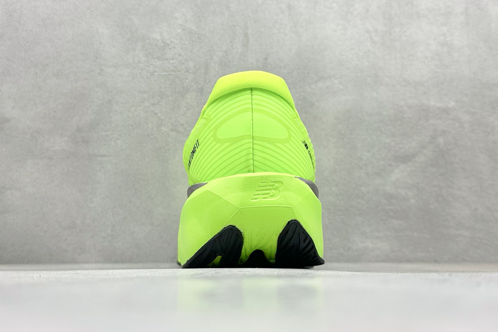 图片[6]-NEW BALANCE Rebel FuelCell Rebel V4 舒适时尚织物减震耐磨低帮马拉松轻量化跑步鞋 NB新百伦于 2019 年夏天首次发布了 Rebel 在制鞋业仍在向强调能量回报的弹力泡沫转变的时候 Rebel 确实是一个叛逆者 快进到 2024 年 Rebel v4 承诺通过重新配制的中底化合物和更高的堆叠高度提供更轻、更有弹性的跑步体验 就像New Balance SC Elite v4一样 Rebel v4 提供了完全重新设计的中底化合物 最新的混合物将 New Balance 专有的 FuelCell 泡沫（TPU 和 EVA 的混合物）与 PEBA 泡沫相结合 带来更弹跳的跑步体验 PEBA是一种超轻 高性能的泡沫 通常出现在镀碳超级鞋中 New Balance Rebel v4、ASICS Novablast 4和Brooks Hyperion Max都是精力充沛的无电镀运动鞋 在速度锻炼和快节奏中大放异彩 这三款鞋都依靠它们的中底泡沫和轻微的摇杆形状来创造一种向前滚动的感觉 而且虽然这些鞋子在堆叠高度和重量方面各不相同 但它们提供了相似的软硬比例 有足够的流行力来加快步伐 货号：MFCXLB4 尺码： 40-45-选品中心