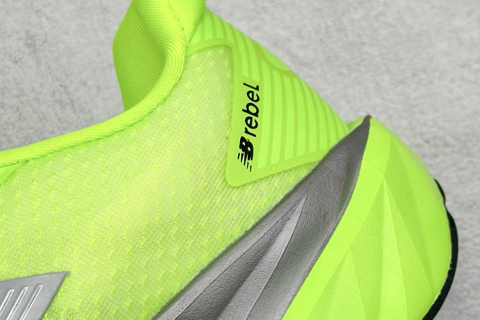 图片[9]-NEW BALANCE Rebel FuelCell Rebel V4 舒适时尚织物减震耐磨低帮马拉松轻量化跑步鞋 NB新百伦于 2019 年夏天首次发布了 Rebel 在制鞋业仍在向强调能量回报的弹力泡沫转变的时候 Rebel 确实是一个叛逆者 快进到 2024 年 Rebel v4 承诺通过重新配制的中底化合物和更高的堆叠高度提供更轻、更有弹性的跑步体验 就像New Balance SC Elite v4一样 Rebel v4 提供了完全重新设计的中底化合物 最新的混合物将 New Balance 专有的 FuelCell 泡沫（TPU 和 EVA 的混合物）与 PEBA 泡沫相结合 带来更弹跳的跑步体验 PEBA是一种超轻 高性能的泡沫 通常出现在镀碳超级鞋中 New Balance Rebel v4、ASICS Novablast 4和Brooks Hyperion Max都是精力充沛的无电镀运动鞋 在速度锻炼和快节奏中大放异彩 这三款鞋都依靠它们的中底泡沫和轻微的摇杆形状来创造一种向前滚动的感觉 而且虽然这些鞋子在堆叠高度和重量方面各不相同 但它们提供了相似的软硬比例 有足够的流行力来加快步伐 货号：MFCXLB4 尺码： 40-45-选品中心