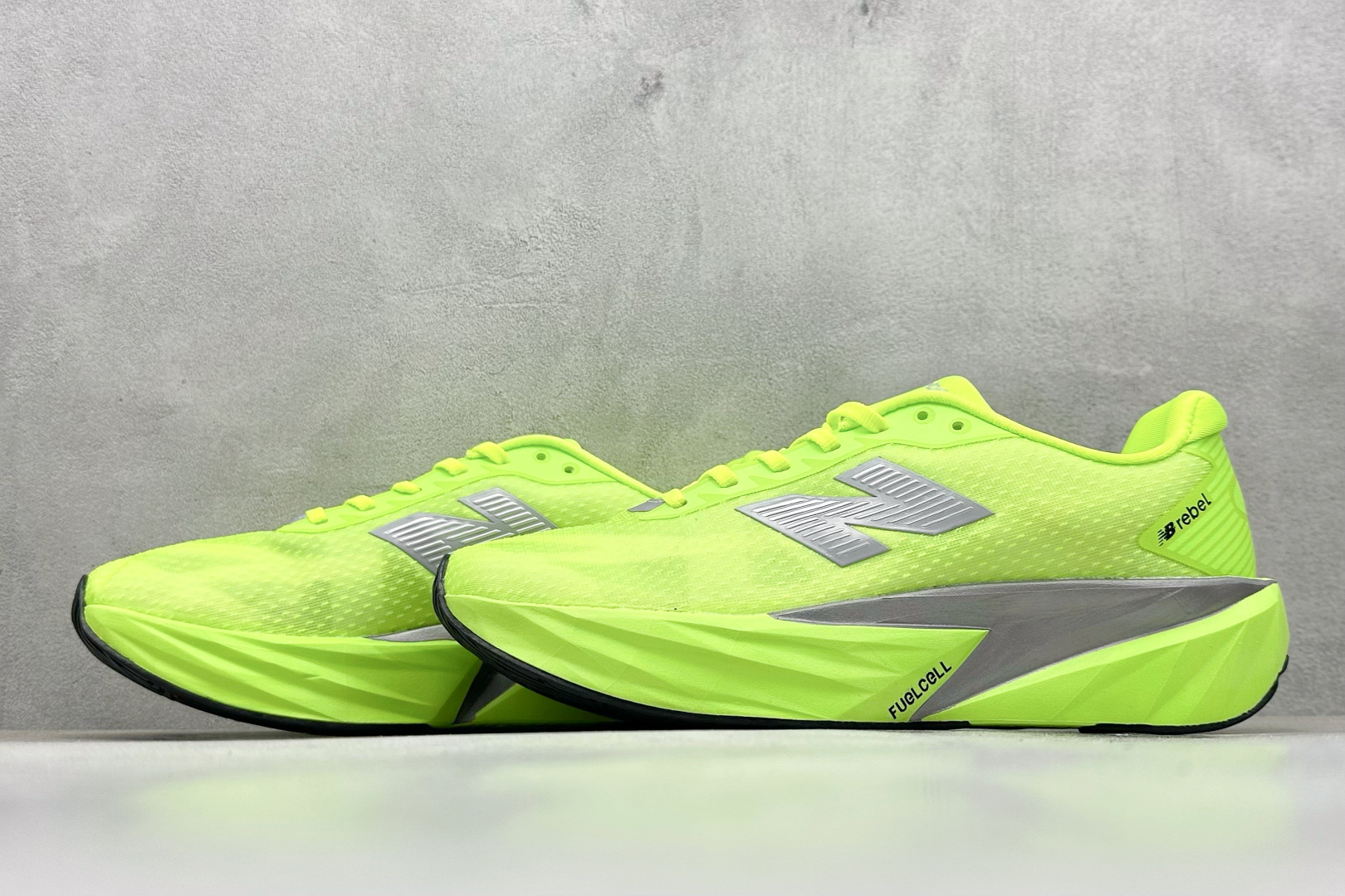 图片[5]-NEW BALANCE Rebel FuelCell Rebel V4 舒适时尚织物减震耐磨低帮马拉松轻量化跑步鞋 NB新百伦于 2019 年夏天首次发布了 Rebel 在制鞋业仍在向强调能量回报的弹力泡沫转变的时候 Rebel 确实是一个叛逆者 快进到 2024 年 Rebel v4 承诺通过重新配制的中底化合物和更高的堆叠高度提供更轻、更有弹性的跑步体验 就像New Balance SC Elite v4一样 Rebel v4 提供了完全重新设计的中底化合物 最新的混合物将 New Balance 专有的 FuelCell 泡沫（TPU 和 EVA 的混合物）与 PEBA 泡沫相结合 带来更弹跳的跑步体验 PEBA是一种超轻 高性能的泡沫 通常出现在镀碳超级鞋中 New Balance Rebel v4、ASICS Novablast 4和Brooks Hyperion Max都是精力充沛的无电镀运动鞋 在速度锻炼和快节奏中大放异彩 这三款鞋都依靠它们的中底泡沫和轻微的摇杆形状来创造一种向前滚动的感觉 而且虽然这些鞋子在堆叠高度和重量方面各不相同 但它们提供了相似的软硬比例 有足够的流行力来加快步伐 货号：MFCXLB4 尺码： 40-45-选品中心