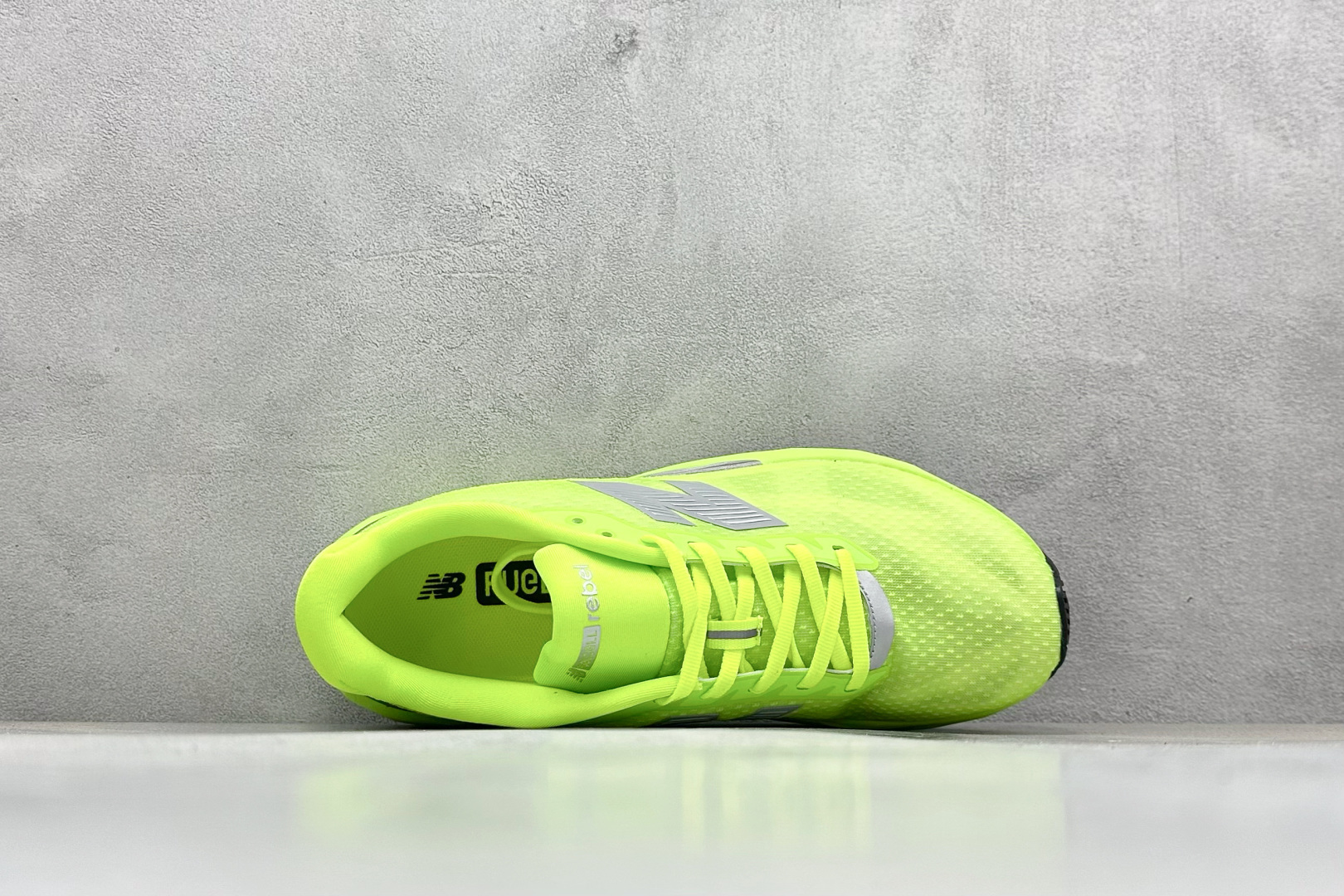 图片[3]-NEW BALANCE Rebel FuelCell Rebel V4 舒适时尚织物减震耐磨低帮马拉松轻量化跑步鞋 NB新百伦于 2019 年夏天首次发布了 Rebel 在制鞋业仍在向强调能量回报的弹力泡沫转变的时候 Rebel 确实是一个叛逆者 快进到 2024 年 Rebel v4 承诺通过重新配制的中底化合物和更高的堆叠高度提供更轻、更有弹性的跑步体验 就像New Balance SC Elite v4一样 Rebel v4 提供了完全重新设计的中底化合物 最新的混合物将 New Balance 专有的 FuelCell 泡沫（TPU 和 EVA 的混合物）与 PEBA 泡沫相结合 带来更弹跳的跑步体验 PEBA是一种超轻 高性能的泡沫 通常出现在镀碳超级鞋中 New Balance Rebel v4、ASICS Novablast 4和Brooks Hyperion Max都是精力充沛的无电镀运动鞋 在速度锻炼和快节奏中大放异彩 这三款鞋都依靠它们的中底泡沫和轻微的摇杆形状来创造一种向前滚动的感觉 而且虽然这些鞋子在堆叠高度和重量方面各不相同 但它们提供了相似的软硬比例 有足够的流行力来加快步伐 货号：MFCXLB4 尺码： 40-45-选品中心