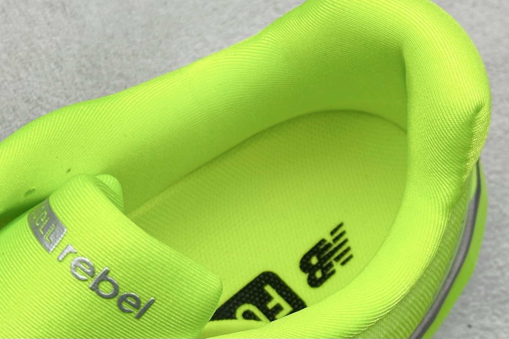 图片[8]-NEW BALANCE Rebel FuelCell Rebel V4 舒适时尚织物减震耐磨低帮马拉松轻量化跑步鞋 NB新百伦于 2019 年夏天首次发布了 Rebel 在制鞋业仍在向强调能量回报的弹力泡沫转变的时候 Rebel 确实是一个叛逆者 快进到 2024 年 Rebel v4 承诺通过重新配制的中底化合物和更高的堆叠高度提供更轻、更有弹性的跑步体验 就像New Balance SC Elite v4一样 Rebel v4 提供了完全重新设计的中底化合物 最新的混合物将 New Balance 专有的 FuelCell 泡沫（TPU 和 EVA 的混合物）与 PEBA 泡沫相结合 带来更弹跳的跑步体验 PEBA是一种超轻 高性能的泡沫 通常出现在镀碳超级鞋中 New Balance Rebel v4、ASICS Novablast 4和Brooks Hyperion Max都是精力充沛的无电镀运动鞋 在速度锻炼和快节奏中大放异彩 这三款鞋都依靠它们的中底泡沫和轻微的摇杆形状来创造一种向前滚动的感觉 而且虽然这些鞋子在堆叠高度和重量方面各不相同 但它们提供了相似的软硬比例 有足够的流行力来加快步伐 货号：MFCXLB4 尺码： 40-45-选品中心