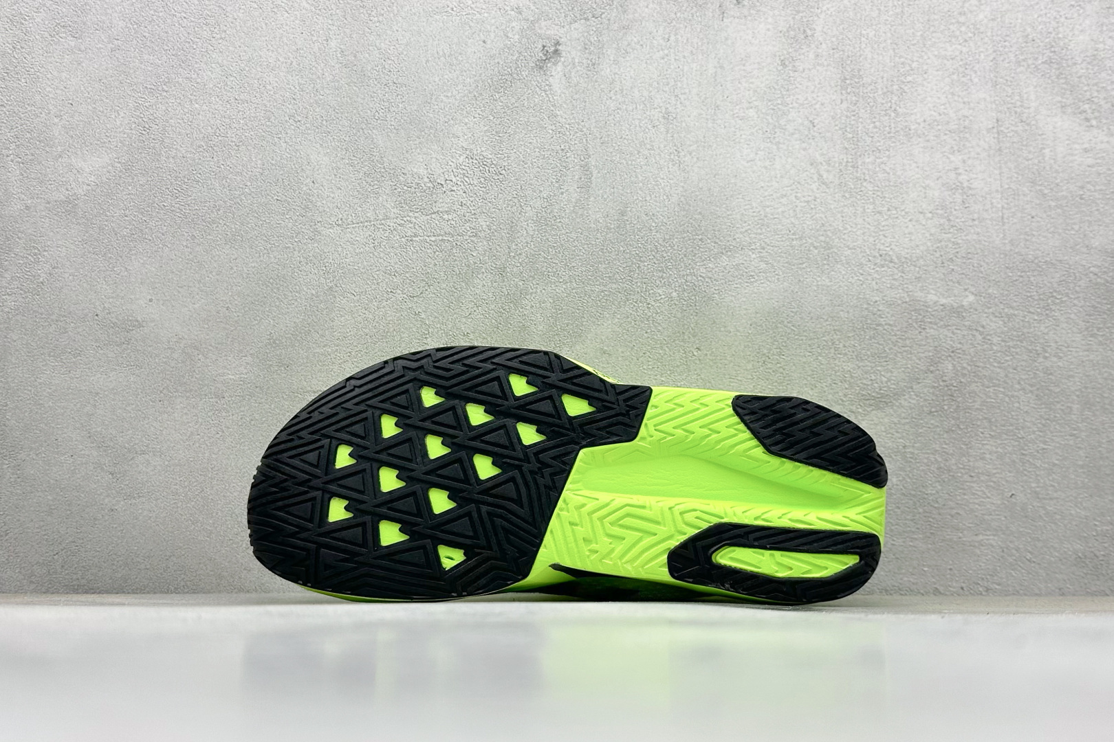 图片[4]-NEW BALANCE Rebel FuelCell Rebel V4 舒适时尚织物减震耐磨低帮马拉松轻量化跑步鞋 NB新百伦于 2019 年夏天首次发布了 Rebel 在制鞋业仍在向强调能量回报的弹力泡沫转变的时候 Rebel 确实是一个叛逆者 快进到 2024 年 Rebel v4 承诺通过重新配制的中底化合物和更高的堆叠高度提供更轻、更有弹性的跑步体验 就像New Balance SC Elite v4一样 Rebel v4 提供了完全重新设计的中底化合物 最新的混合物将 New Balance 专有的 FuelCell 泡沫（TPU 和 EVA 的混合物）与 PEBA 泡沫相结合 带来更弹跳的跑步体验 PEBA是一种超轻 高性能的泡沫 通常出现在镀碳超级鞋中 New Balance Rebel v4、ASICS Novablast 4和Brooks Hyperion Max都是精力充沛的无电镀运动鞋 在速度锻炼和快节奏中大放异彩 这三款鞋都依靠它们的中底泡沫和轻微的摇杆形状来创造一种向前滚动的感觉 而且虽然这些鞋子在堆叠高度和重量方面各不相同 但它们提供了相似的软硬比例 有足够的流行力来加快步伐 货号：MFCXLB4 尺码： 40-45-选品中心