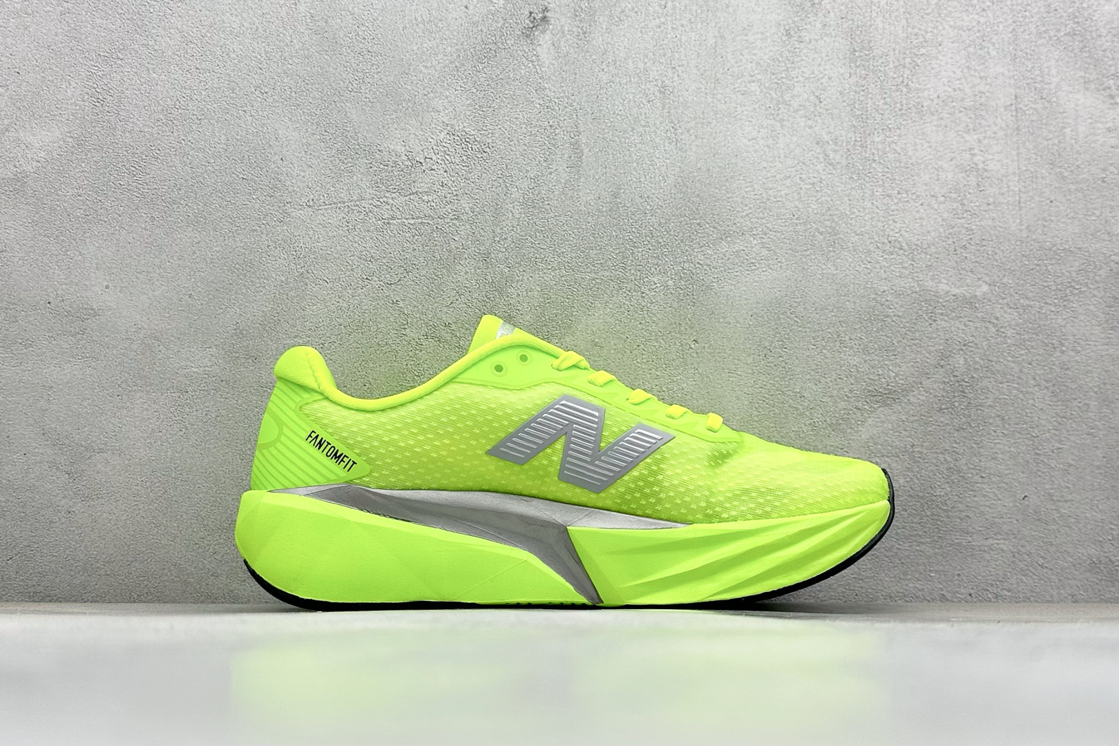 图片[2]-NEW BALANCE Rebel FuelCell Rebel V4 舒适时尚织物减震耐磨低帮马拉松轻量化跑步鞋 NB新百伦于 2019 年夏天首次发布了 Rebel 在制鞋业仍在向强调能量回报的弹力泡沫转变的时候 Rebel 确实是一个叛逆者 快进到 2024 年 Rebel v4 承诺通过重新配制的中底化合物和更高的堆叠高度提供更轻、更有弹性的跑步体验 就像New Balance SC Elite v4一样 Rebel v4 提供了完全重新设计的中底化合物 最新的混合物将 New Balance 专有的 FuelCell 泡沫（TPU 和 EVA 的混合物）与 PEBA 泡沫相结合 带来更弹跳的跑步体验 PEBA是一种超轻 高性能的泡沫 通常出现在镀碳超级鞋中 New Balance Rebel v4、ASICS Novablast 4和Brooks Hyperion Max都是精力充沛的无电镀运动鞋 在速度锻炼和快节奏中大放异彩 这三款鞋都依靠它们的中底泡沫和轻微的摇杆形状来创造一种向前滚动的感觉 而且虽然这些鞋子在堆叠高度和重量方面各不相同 但它们提供了相似的软硬比例 有足够的流行力来加快步伐 货号：MFCXLB4 尺码： 40-45-选品中心