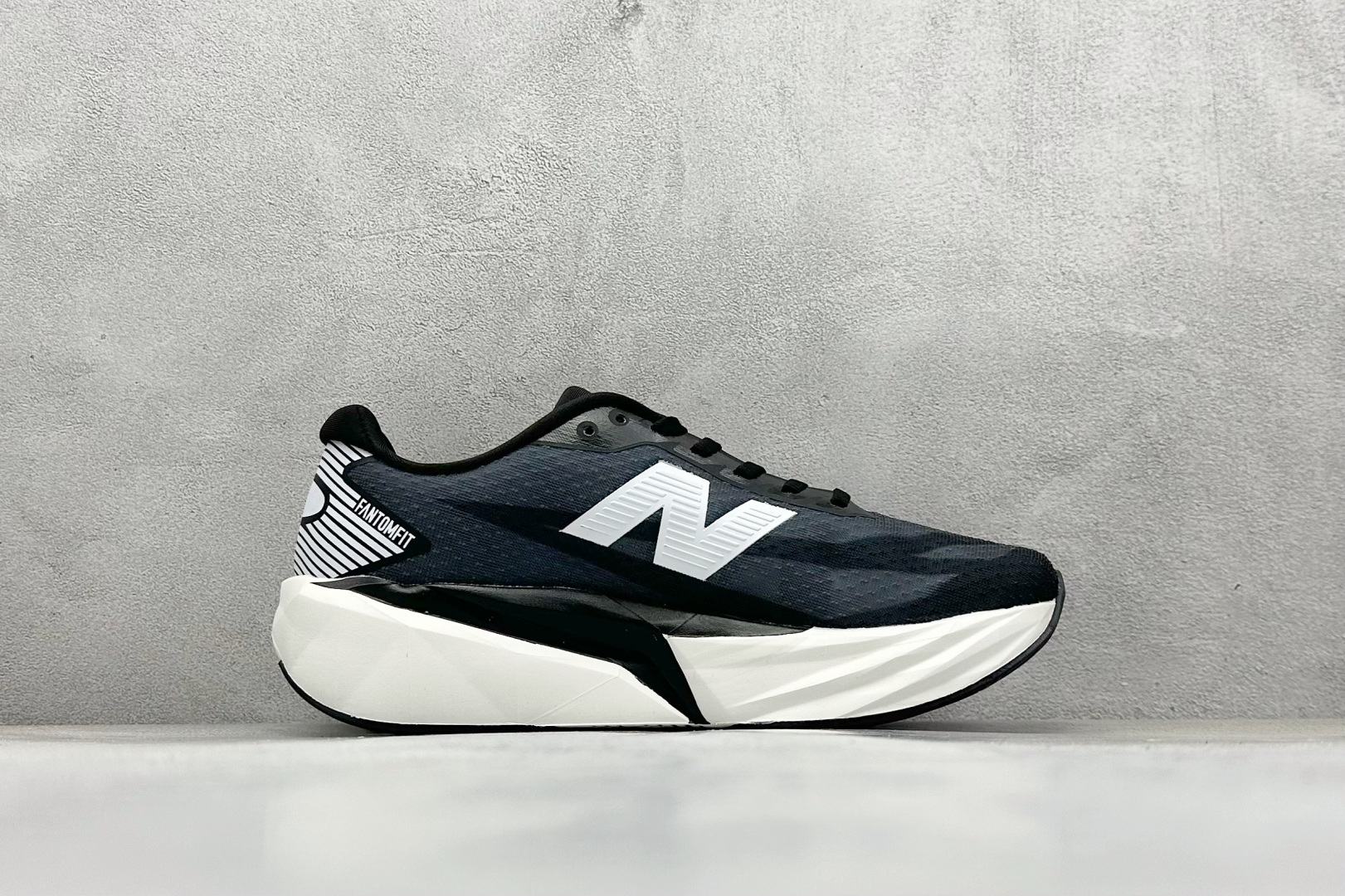 图片[2]-NEW BALANCE Rebel FuelCell Rebel V4 舒适时尚织物减震耐磨低帮马拉松轻量化跑步鞋 NB新百伦于 2019 年夏天首次发布了 Rebel 在制鞋业仍在向强调能量回报的弹力泡沫转变的时候 Rebel 确实是一个叛逆者 快进到 2024 年 Rebel v4 承诺通过重新配制的中底化合物和更高的堆叠高度提供更轻、更有弹性的跑步体验 就像New Balance SC Elite v4一样 Rebel v4 提供了完全重新设计的中底化合物 最新的混合物将 New Balance 专有的 FuelCell 泡沫（TPU 和 EVA 的混合物）与 PEBA 泡沫相结合 带来更弹跳的跑步体验 PEBA是一种超轻 高性能的泡沫 通常出现在镀碳超级鞋中 New Balance Rebel v4、ASICS Novablast 4和Brooks Hyperion Max都是精力充沛的无电镀运动鞋 在速度锻炼和快节奏中大放异彩 这三款鞋都依靠它们的中底泡沫和轻微的摇杆形状来创造一种向前滚动的感觉 而且虽然这些鞋子在堆叠高度和重量方面各不相同 但它们提供了相似的软硬比例 有足够的流行力来加快步伐 货号：MFCXLB4 尺码： 36-45-选品中心