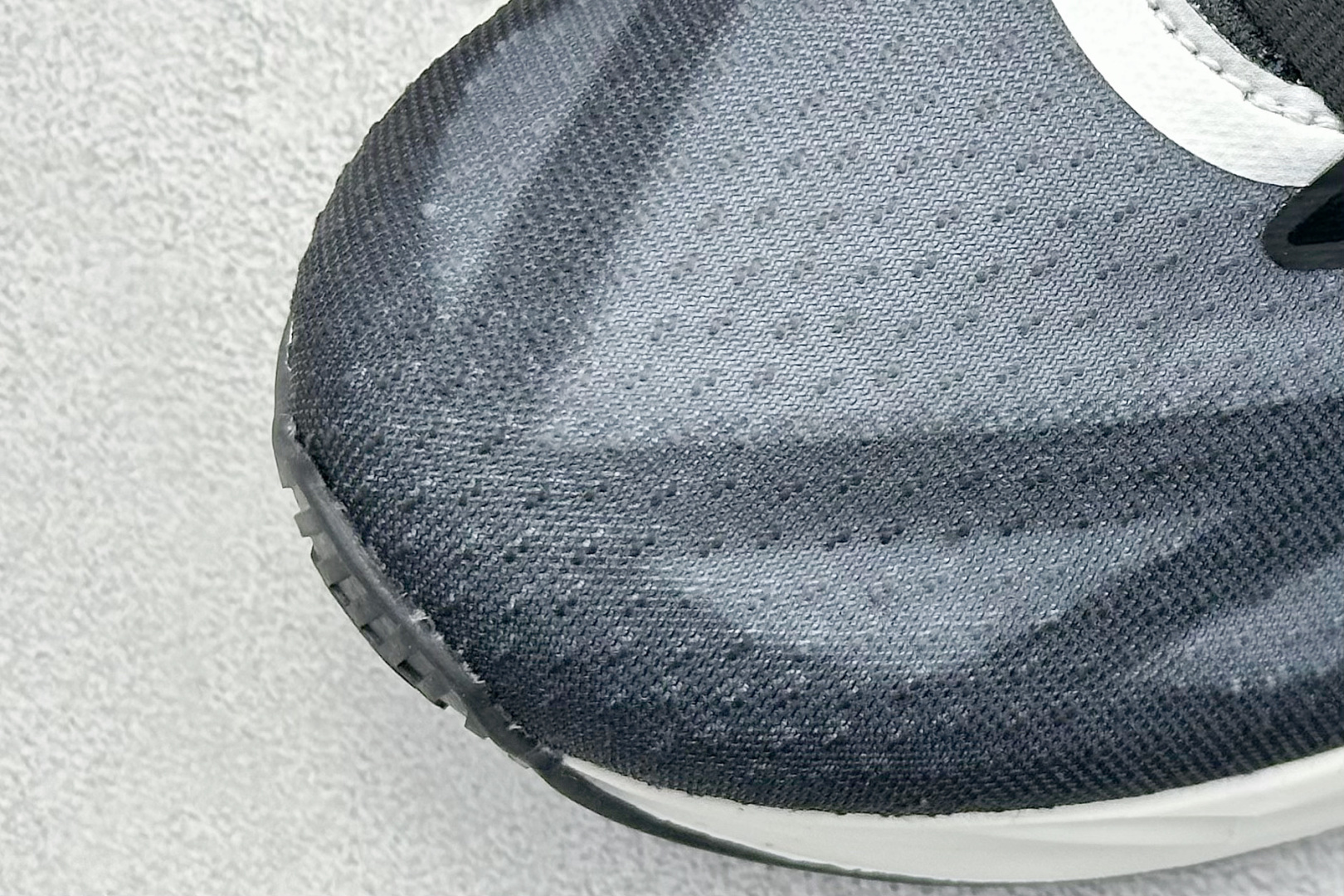 图片[7]-NEW BALANCE Rebel FuelCell Rebel V4 舒适时尚织物减震耐磨低帮马拉松轻量化跑步鞋 NB新百伦于 2019 年夏天首次发布了 Rebel 在制鞋业仍在向强调能量回报的弹力泡沫转变的时候 Rebel 确实是一个叛逆者 快进到 2024 年 Rebel v4 承诺通过重新配制的中底化合物和更高的堆叠高度提供更轻、更有弹性的跑步体验 就像New Balance SC Elite v4一样 Rebel v4 提供了完全重新设计的中底化合物 最新的混合物将 New Balance 专有的 FuelCell 泡沫（TPU 和 EVA 的混合物）与 PEBA 泡沫相结合 带来更弹跳的跑步体验 PEBA是一种超轻 高性能的泡沫 通常出现在镀碳超级鞋中 New Balance Rebel v4、ASICS Novablast 4和Brooks Hyperion Max都是精力充沛的无电镀运动鞋 在速度锻炼和快节奏中大放异彩 这三款鞋都依靠它们的中底泡沫和轻微的摇杆形状来创造一种向前滚动的感觉 而且虽然这些鞋子在堆叠高度和重量方面各不相同 但它们提供了相似的软硬比例 有足够的流行力来加快步伐 货号：MFCXLB4 尺码： 36-45-选品中心