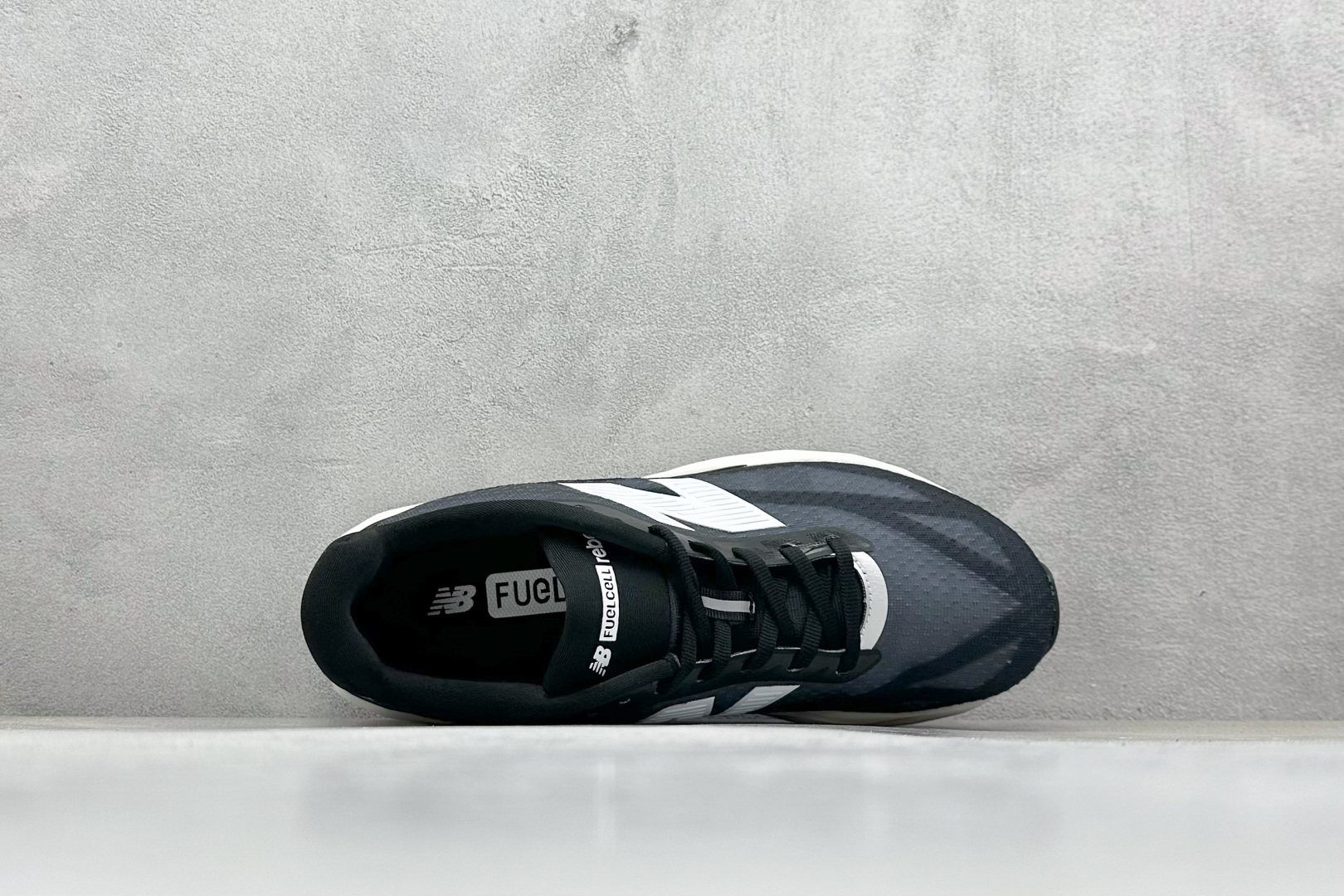 图片[3]-NEW BALANCE Rebel FuelCell Rebel V4 舒适时尚织物减震耐磨低帮马拉松轻量化跑步鞋 NB新百伦于 2019 年夏天首次发布了 Rebel 在制鞋业仍在向强调能量回报的弹力泡沫转变的时候 Rebel 确实是一个叛逆者 快进到 2024 年 Rebel v4 承诺通过重新配制的中底化合物和更高的堆叠高度提供更轻、更有弹性的跑步体验 就像New Balance SC Elite v4一样 Rebel v4 提供了完全重新设计的中底化合物 最新的混合物将 New Balance 专有的 FuelCell 泡沫（TPU 和 EVA 的混合物）与 PEBA 泡沫相结合 带来更弹跳的跑步体验 PEBA是一种超轻 高性能的泡沫 通常出现在镀碳超级鞋中 New Balance Rebel v4、ASICS Novablast 4和Brooks Hyperion Max都是精力充沛的无电镀运动鞋 在速度锻炼和快节奏中大放异彩 这三款鞋都依靠它们的中底泡沫和轻微的摇杆形状来创造一种向前滚动的感觉 而且虽然这些鞋子在堆叠高度和重量方面各不相同 但它们提供了相似的软硬比例 有足够的流行力来加快步伐 货号：MFCXLB4 尺码： 36-45-选品中心