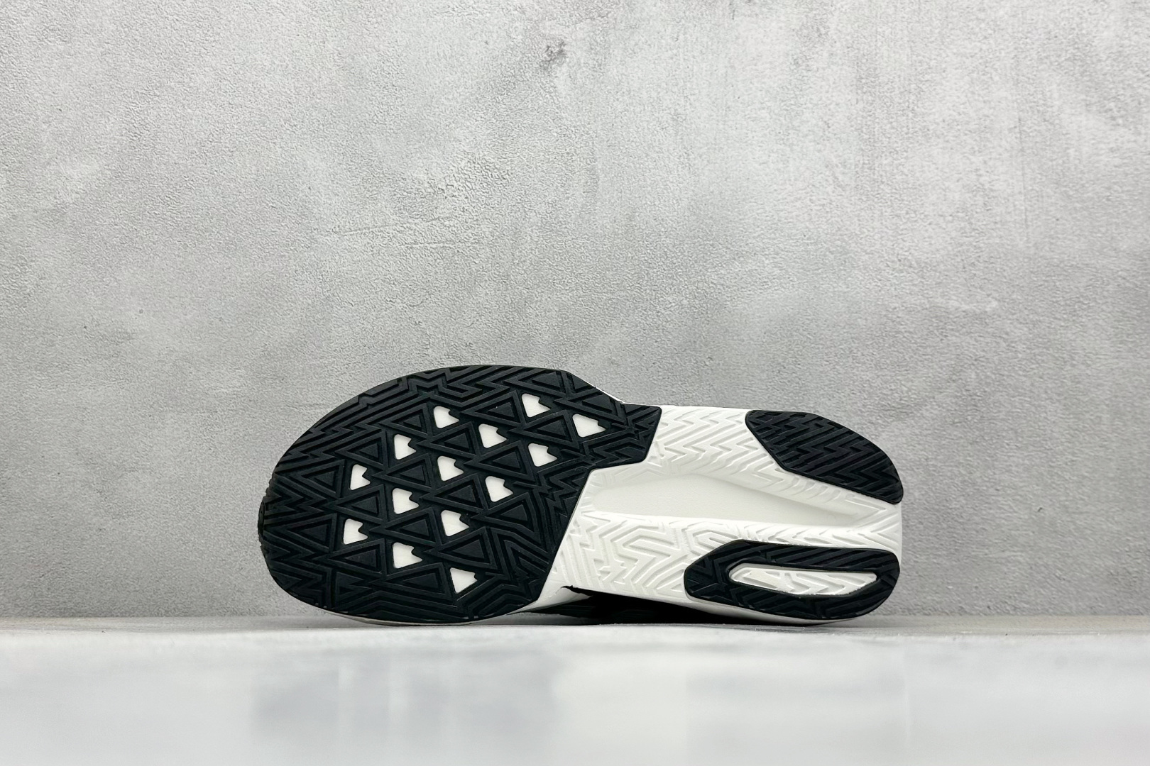 图片[4]-NEW BALANCE Rebel FuelCell Rebel V4 舒适时尚织物减震耐磨低帮马拉松轻量化跑步鞋 NB新百伦于 2019 年夏天首次发布了 Rebel 在制鞋业仍在向强调能量回报的弹力泡沫转变的时候 Rebel 确实是一个叛逆者 快进到 2024 年 Rebel v4 承诺通过重新配制的中底化合物和更高的堆叠高度提供更轻、更有弹性的跑步体验 就像New Balance SC Elite v4一样 Rebel v4 提供了完全重新设计的中底化合物 最新的混合物将 New Balance 专有的 FuelCell 泡沫（TPU 和 EVA 的混合物）与 PEBA 泡沫相结合 带来更弹跳的跑步体验 PEBA是一种超轻 高性能的泡沫 通常出现在镀碳超级鞋中 New Balance Rebel v4、ASICS Novablast 4和Brooks Hyperion Max都是精力充沛的无电镀运动鞋 在速度锻炼和快节奏中大放异彩 这三款鞋都依靠它们的中底泡沫和轻微的摇杆形状来创造一种向前滚动的感觉 而且虽然这些鞋子在堆叠高度和重量方面各不相同 但它们提供了相似的软硬比例 有足够的流行力来加快步伐 货号：MFCXLB4 尺码： 36-45-选品中心