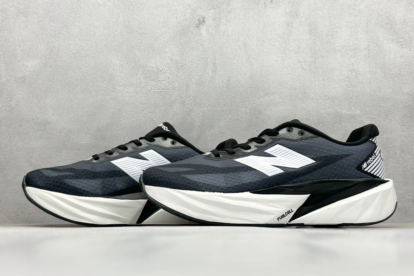 图片[5]-NEW BALANCE Rebel FuelCell Rebel V4 舒适时尚织物减震耐磨低帮马拉松轻量化跑步鞋 NB新百伦于 2019 年夏天首次发布了 Rebel 在制鞋业仍在向强调能量回报的弹力泡沫转变的时候 Rebel 确实是一个叛逆者 快进到 2024 年 Rebel v4 承诺通过重新配制的中底化合物和更高的堆叠高度提供更轻、更有弹性的跑步体验 就像New Balance SC Elite v4一样 Rebel v4 提供了完全重新设计的中底化合物 最新的混合物将 New Balance 专有的 FuelCell 泡沫（TPU 和 EVA 的混合物）与 PEBA 泡沫相结合 带来更弹跳的跑步体验 PEBA是一种超轻 高性能的泡沫 通常出现在镀碳超级鞋中 New Balance Rebel v4、ASICS Novablast 4和Brooks Hyperion Max都是精力充沛的无电镀运动鞋 在速度锻炼和快节奏中大放异彩 这三款鞋都依靠它们的中底泡沫和轻微的摇杆形状来创造一种向前滚动的感觉 而且虽然这些鞋子在堆叠高度和重量方面各不相同 但它们提供了相似的软硬比例 有足够的流行力来加快步伐 货号：MFCXLB4 尺码： 36-45-选品中心