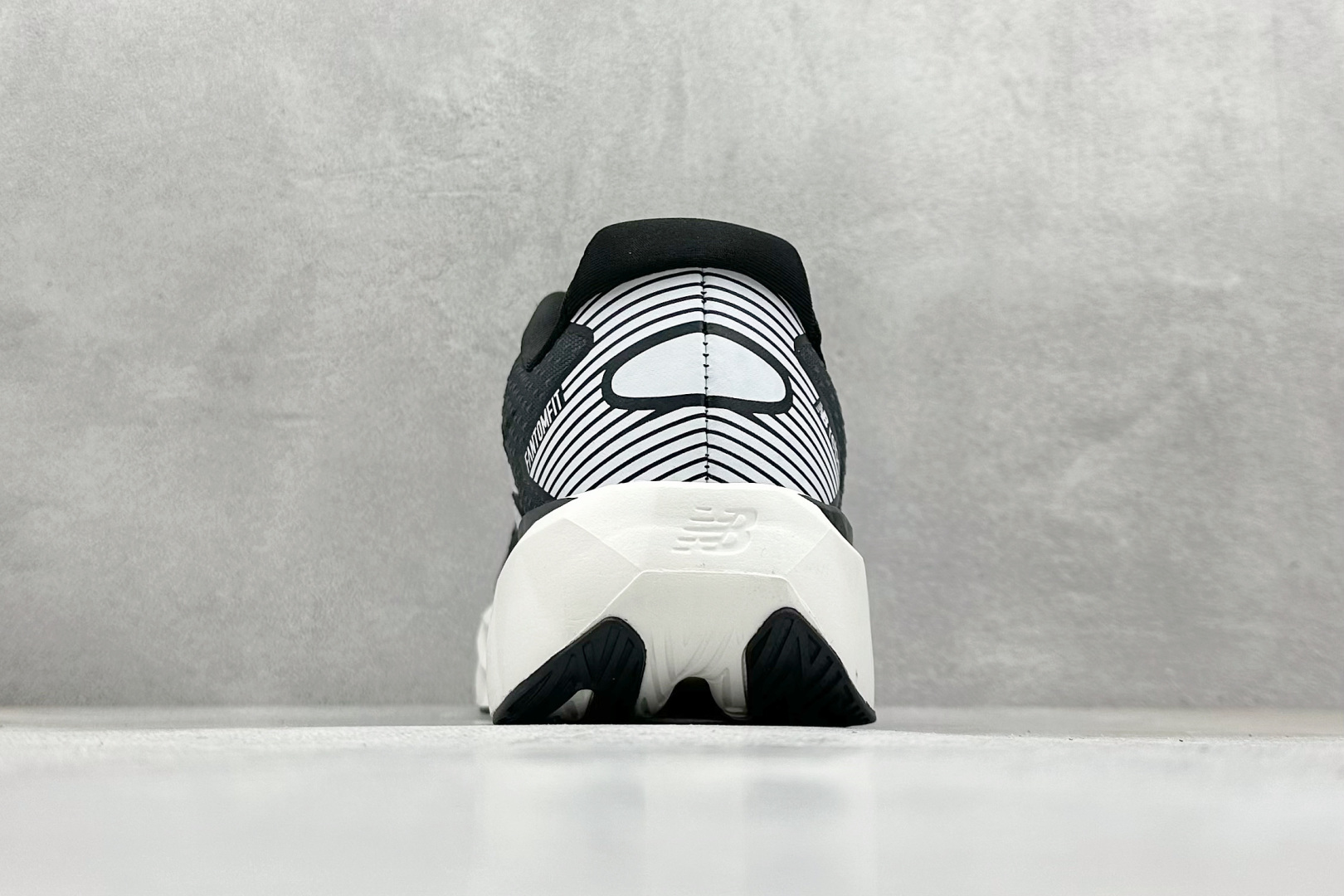 图片[6]-NEW BALANCE Rebel FuelCell Rebel V4 舒适时尚织物减震耐磨低帮马拉松轻量化跑步鞋 NB新百伦于 2019 年夏天首次发布了 Rebel 在制鞋业仍在向强调能量回报的弹力泡沫转变的时候 Rebel 确实是一个叛逆者 快进到 2024 年 Rebel v4 承诺通过重新配制的中底化合物和更高的堆叠高度提供更轻、更有弹性的跑步体验 就像New Balance SC Elite v4一样 Rebel v4 提供了完全重新设计的中底化合物 最新的混合物将 New Balance 专有的 FuelCell 泡沫（TPU 和 EVA 的混合物）与 PEBA 泡沫相结合 带来更弹跳的跑步体验 PEBA是一种超轻 高性能的泡沫 通常出现在镀碳超级鞋中 New Balance Rebel v4、ASICS Novablast 4和Brooks Hyperion Max都是精力充沛的无电镀运动鞋 在速度锻炼和快节奏中大放异彩 这三款鞋都依靠它们的中底泡沫和轻微的摇杆形状来创造一种向前滚动的感觉 而且虽然这些鞋子在堆叠高度和重量方面各不相同 但它们提供了相似的软硬比例 有足够的流行力来加快步伐 货号：MFCXLB4 尺码： 36-45-选品中心