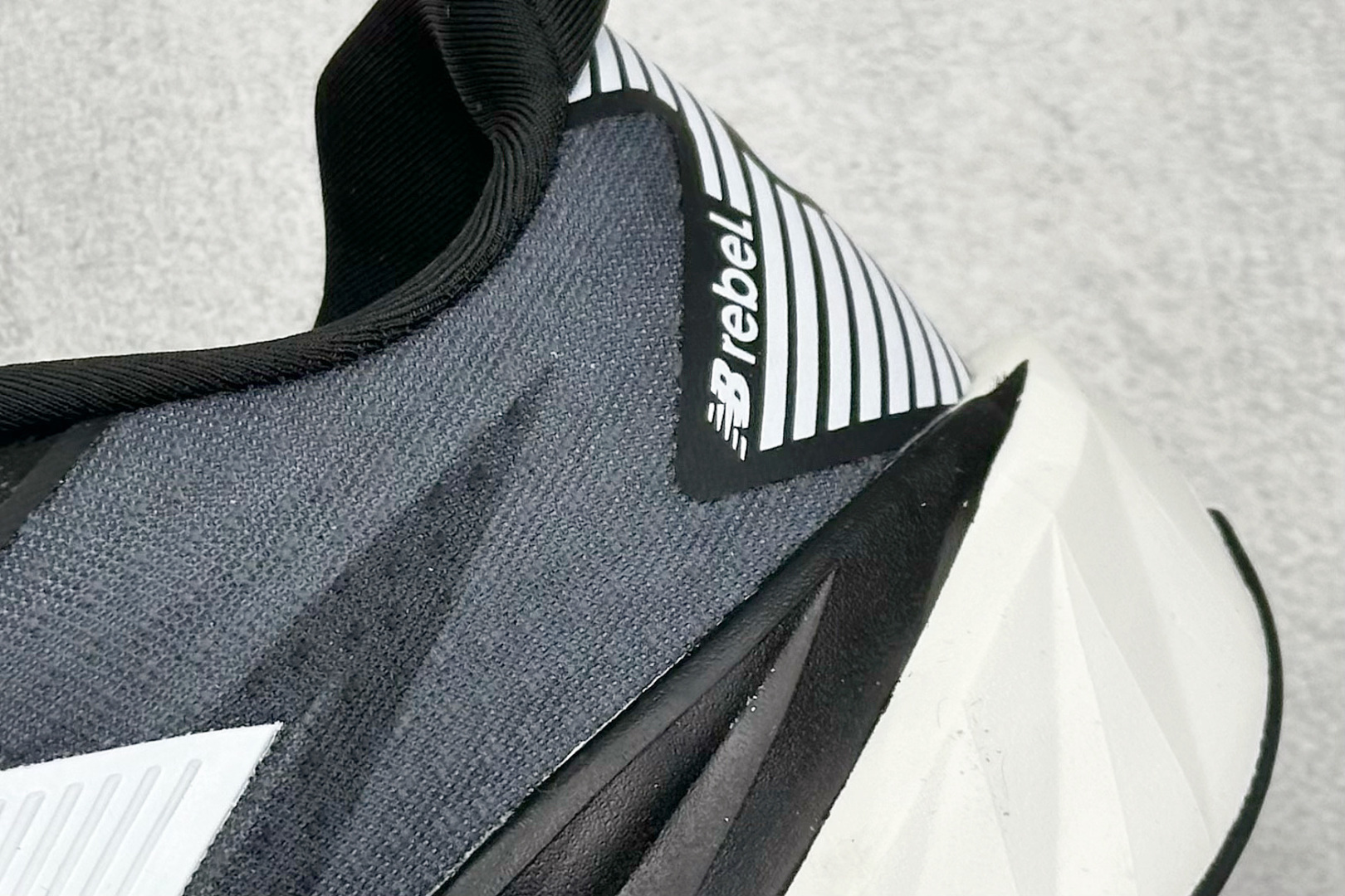 图片[9]-NEW BALANCE Rebel FuelCell Rebel V4 舒适时尚织物减震耐磨低帮马拉松轻量化跑步鞋 NB新百伦于 2019 年夏天首次发布了 Rebel 在制鞋业仍在向强调能量回报的弹力泡沫转变的时候 Rebel 确实是一个叛逆者 快进到 2024 年 Rebel v4 承诺通过重新配制的中底化合物和更高的堆叠高度提供更轻、更有弹性的跑步体验 就像New Balance SC Elite v4一样 Rebel v4 提供了完全重新设计的中底化合物 最新的混合物将 New Balance 专有的 FuelCell 泡沫（TPU 和 EVA 的混合物）与 PEBA 泡沫相结合 带来更弹跳的跑步体验 PEBA是一种超轻 高性能的泡沫 通常出现在镀碳超级鞋中 New Balance Rebel v4、ASICS Novablast 4和Brooks Hyperion Max都是精力充沛的无电镀运动鞋 在速度锻炼和快节奏中大放异彩 这三款鞋都依靠它们的中底泡沫和轻微的摇杆形状来创造一种向前滚动的感觉 而且虽然这些鞋子在堆叠高度和重量方面各不相同 但它们提供了相似的软硬比例 有足够的流行力来加快步伐 货号：MFCXLB4 尺码： 36-45-选品中心