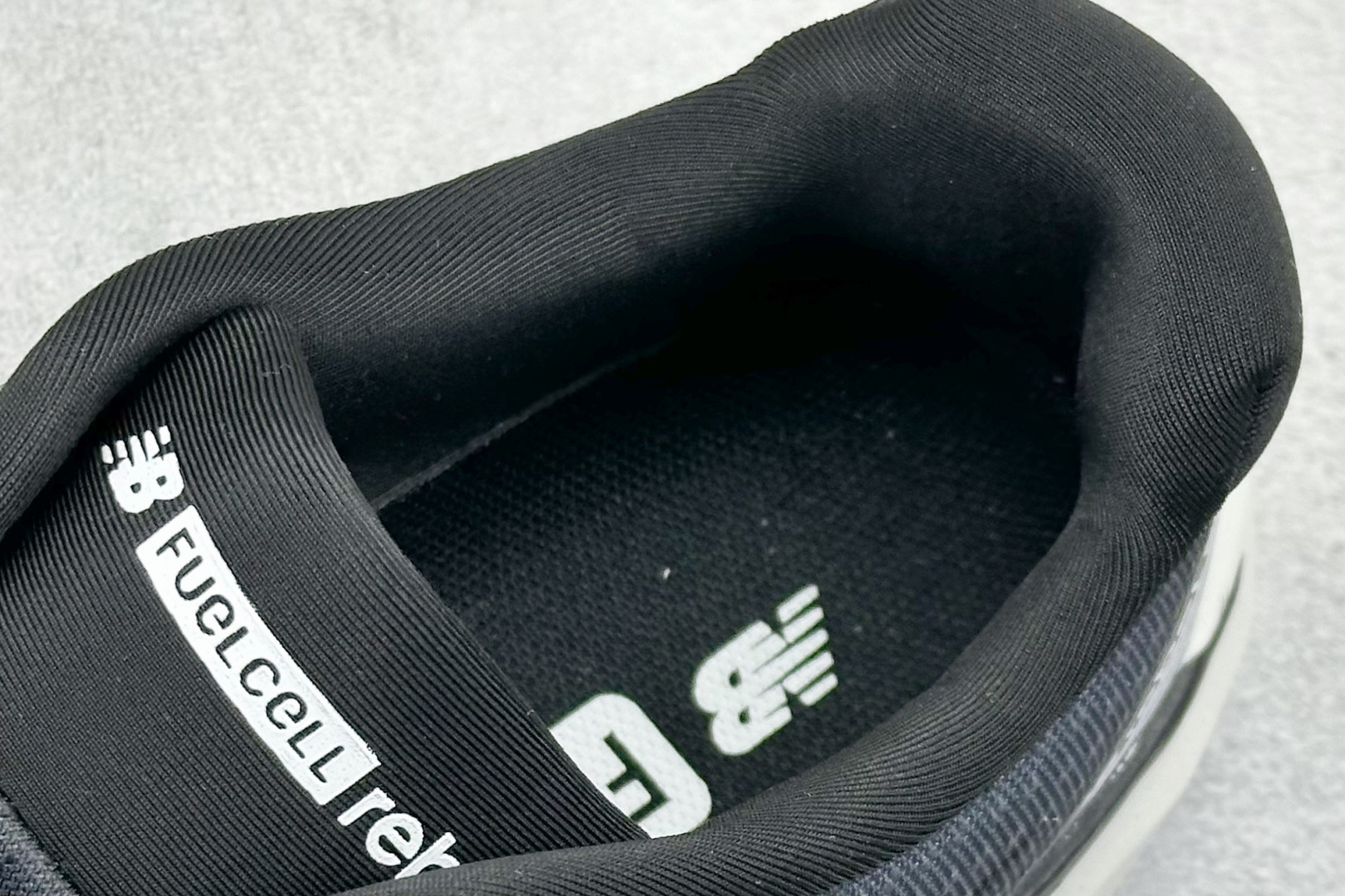 图片[8]-NEW BALANCE Rebel FuelCell Rebel V4 舒适时尚织物减震耐磨低帮马拉松轻量化跑步鞋 NB新百伦于 2019 年夏天首次发布了 Rebel 在制鞋业仍在向强调能量回报的弹力泡沫转变的时候 Rebel 确实是一个叛逆者 快进到 2024 年 Rebel v4 承诺通过重新配制的中底化合物和更高的堆叠高度提供更轻、更有弹性的跑步体验 就像New Balance SC Elite v4一样 Rebel v4 提供了完全重新设计的中底化合物 最新的混合物将 New Balance 专有的 FuelCell 泡沫（TPU 和 EVA 的混合物）与 PEBA 泡沫相结合 带来更弹跳的跑步体验 PEBA是一种超轻 高性能的泡沫 通常出现在镀碳超级鞋中 New Balance Rebel v4、ASICS Novablast 4和Brooks Hyperion Max都是精力充沛的无电镀运动鞋 在速度锻炼和快节奏中大放异彩 这三款鞋都依靠它们的中底泡沫和轻微的摇杆形状来创造一种向前滚动的感觉 而且虽然这些鞋子在堆叠高度和重量方面各不相同 但它们提供了相似的软硬比例 有足够的流行力来加快步伐 货号：MFCXLB4 尺码： 36-45-选品中心