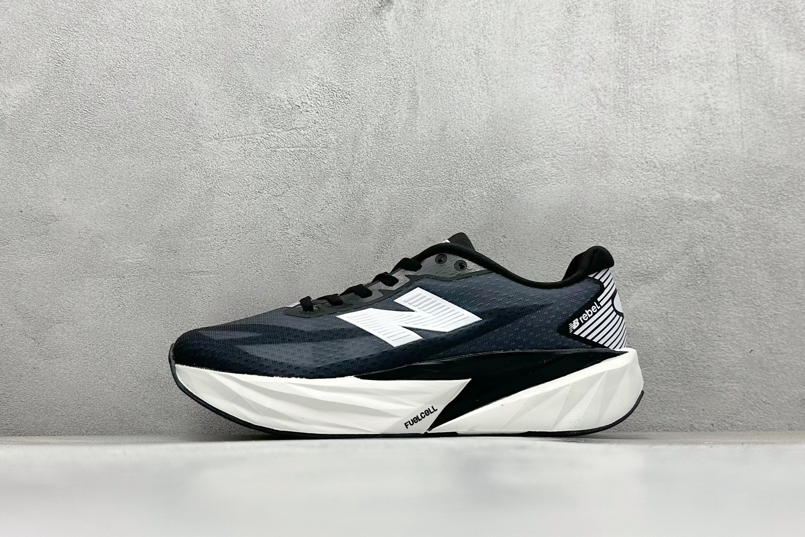 NEW BALANCE Rebel FuelCell Rebel V4 舒适时尚织物减震耐磨低帮马拉松轻量化跑步鞋 NB新百伦于 2019 年夏天首次发布了 Rebel 在制鞋业仍在向强调能量回报的弹力泡沫转变的时候 Rebel 确实是一个叛逆者 快进到 2024 年 Rebel v4 承诺通过重新配制的中底化合物和更高的堆叠高度提供更轻、更有弹性的跑步体验 就像New Balance SC Elite v4一样 Rebel v4 提供了完全重新设计的中底化合物 最新的混合物将 New Balance 专有的 FuelCell 泡沫（TPU 和 EVA 的混合物）与 PEBA 泡沫相结合 带来更弹跳的跑步体验 PEBA是一种超轻 高性能的泡沫 通常出现在镀碳超级鞋中 New Balance Rebel v4、ASICS Novablast 4和Brooks Hyperion Max都是精力充沛的无电镀运动鞋 在速度锻炼和快节奏中大放异彩 这三款鞋都依靠它们的中底泡沫和轻微的摇杆形状来创造一种向前滚动的感觉 而且虽然这些鞋子在堆叠高度和重量方面各不相同 但它们提供了相似的软硬比例 有足够的流行力来加快步伐 货号：MFCXLB4 尺码： 36-45-选品中心