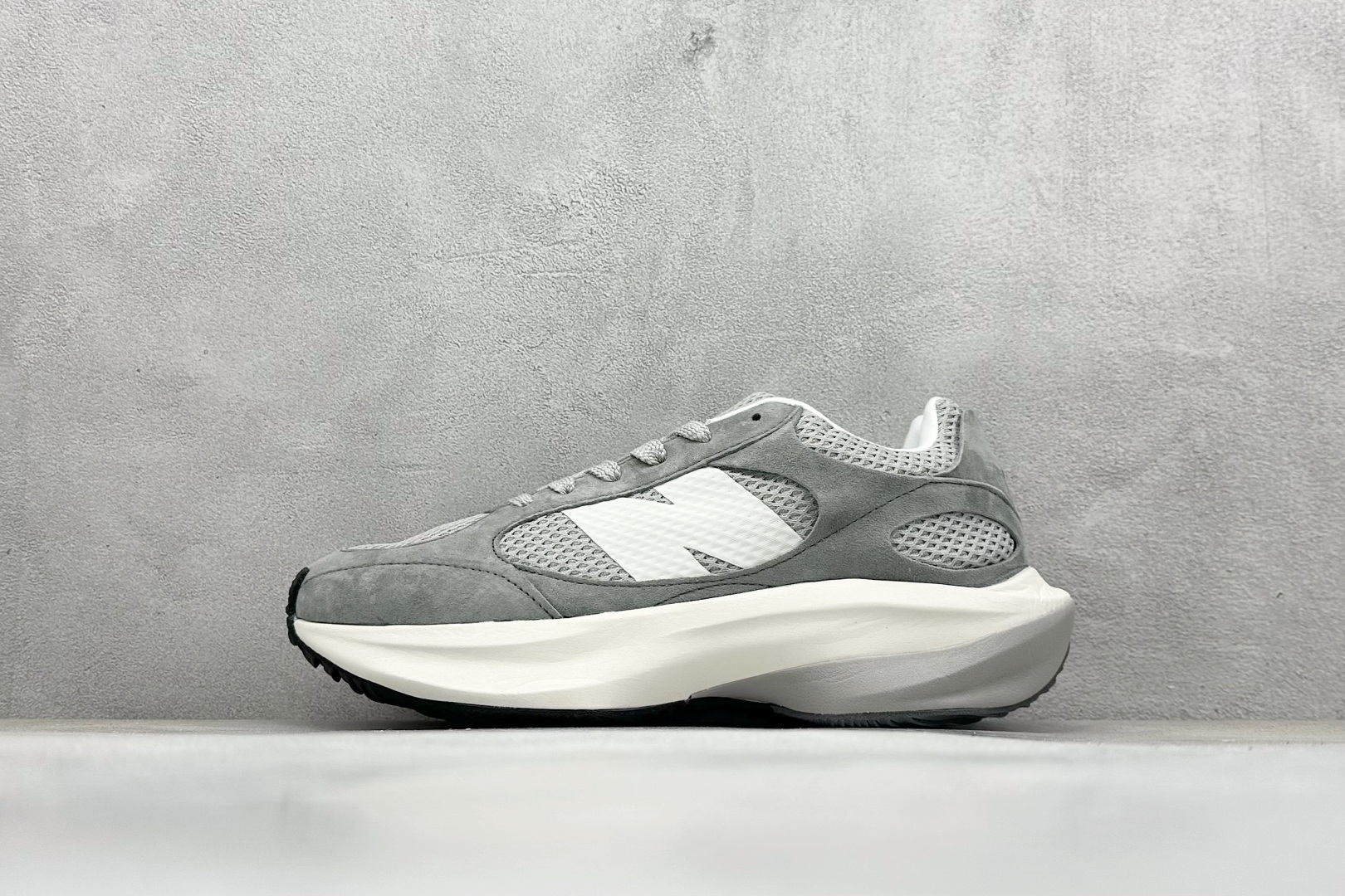 New Balance Warped Runner 灰白 低帮复古老爹风休闲运动慢跑鞋 男女鞋半码制原楦开发版型 采用环保纤维革拼接透气网眼衬垫织物鞋面材质 T-Beam大底提供足步弓支撑，保持步态稳定 后跟搭载外露缓震胶！破坏解构做旧有内味了! 货号：UWRPDCCB 尺码：36 37 37.5 38 38.5 39.5 40 40.5 41.5 42 42.5 43 44 45-选品中心