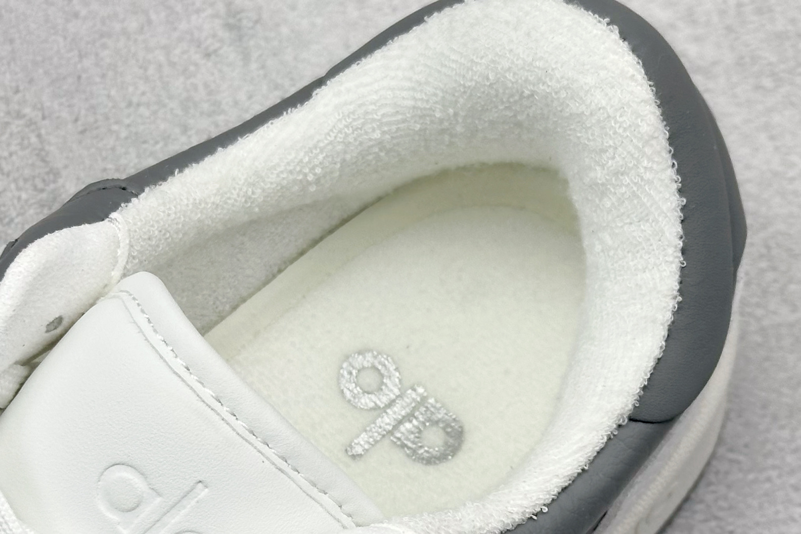 图片[8]-Alo Yoga Recovery Mode 人气单品 舒适简约防滑耐磨低帮休闲板鞋  #Alo Yoga于2007年创立于洛杉矶，意在传播有意识的运动，同时激发人们的健康意识与创造力。品牌的核心理念在于制作能够带来完美体验的瑜伽服饰与功能性单品，让有意识的运动融入并改变生活。  尺码：35-45-选品中心