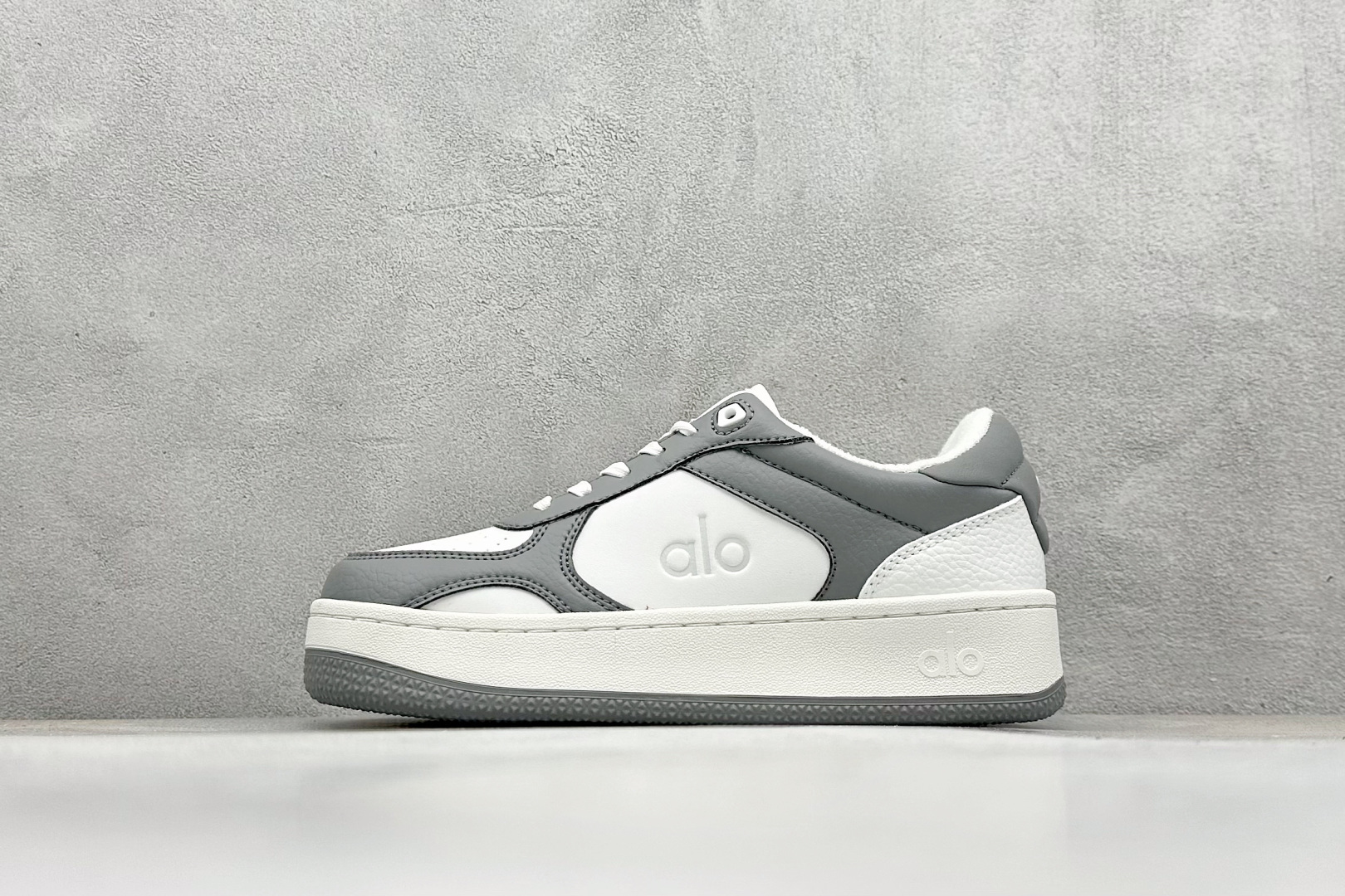 Alo Yoga Recovery Mode 人气单品 舒适简约防滑耐磨低帮休闲板鞋  #Alo Yoga于2007年创立于洛杉矶，意在传播有意识的运动，同时激发人们的健康意识与创造力。品牌的核心理念在于制作能够带来完美体验的瑜伽服饰与功能性单品，让有意识的运动融入并改变生活。  尺码：35-45-选品中心