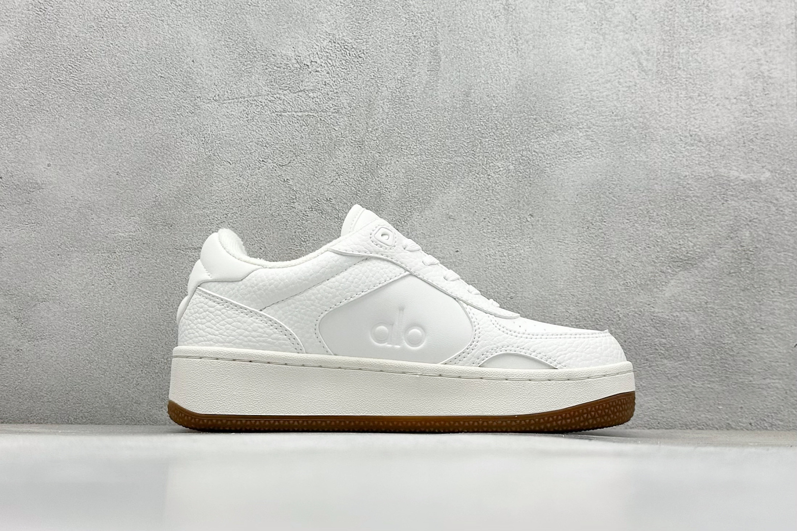 图片[2]-Alo Yoga Recovery Mode 人气单品 舒适简约防滑耐磨低帮休闲板鞋  #Alo Yoga于2007年创立于洛杉矶，意在传播有意识的运动，同时激发人们的健康意识与创造力。品牌的核心理念在于制作能够带来完美体验的瑜伽服饰与功能性单品，让有意识的运动融入并改变生活。  尺码：35-45-选品中心