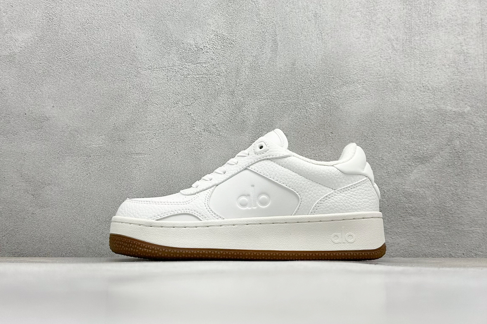 Alo Yoga Recovery Mode 人气单品 舒适简约防滑耐磨低帮休闲板鞋  #Alo Yoga于2007年创立于洛杉矶，意在传播有意识的运动，同时激发人们的健康意识与创造力。品牌的核心理念在于制作能够带来完美体验的瑜伽服饰与功能性单品，让有意识的运动融入并改变生活。  尺码：35-45-选品中心