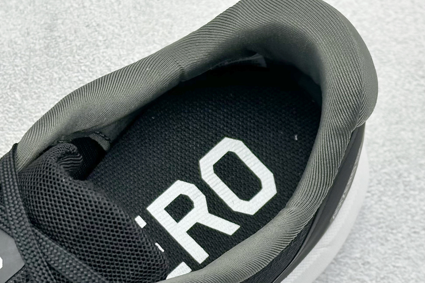 AdidAdizero BK 阿迪透气低帮跑步鞋 JP6528
