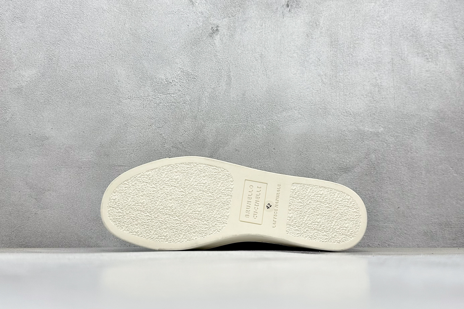 图片[4]-Loro Piana 诺悠翩雅 LP 老钱风 低帮休闲板鞋 海淘代购同渠道品质 高端零售 外贸充正专供 原版购入开发 鞋身、反口里、鞋垫、中底均采用原厂Bonaudo牛皮 鞋头采用Zonta牛反绒 后跟采用CFC高丝光牛反绒 原版数据 0色差低透 尺码：37-46-选品中心