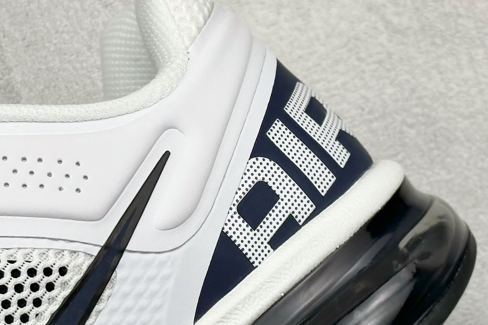 Nike Air Max 2013 舒适时尚耐磨透气 低帮跑步鞋 HF3660-101