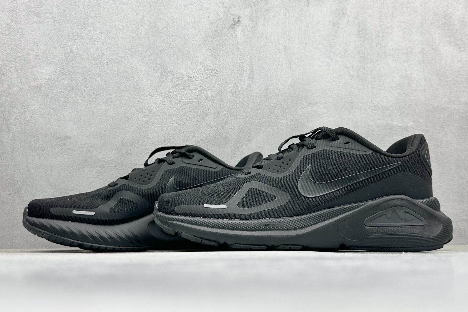 NIKE STRUCTURE 26代登月系列网透面气 训跑练步鞋 HJ1102-001