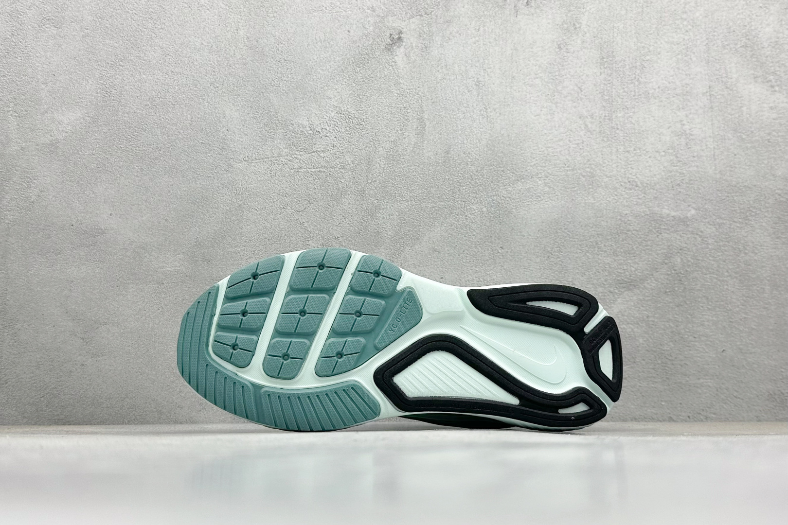 NIKE STRUCTURE 26代登月系列网透面气 训跑练步鞋 HJ1101-100