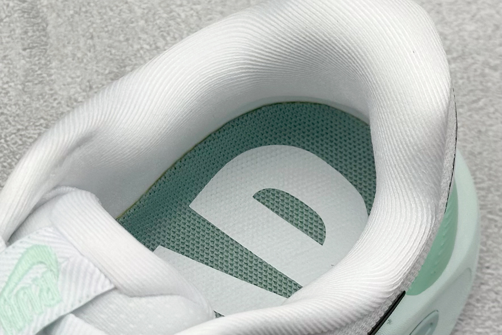 NIKE STRUCTURE 26代登月系列网透面气 训跑练步鞋 HJ1101-100