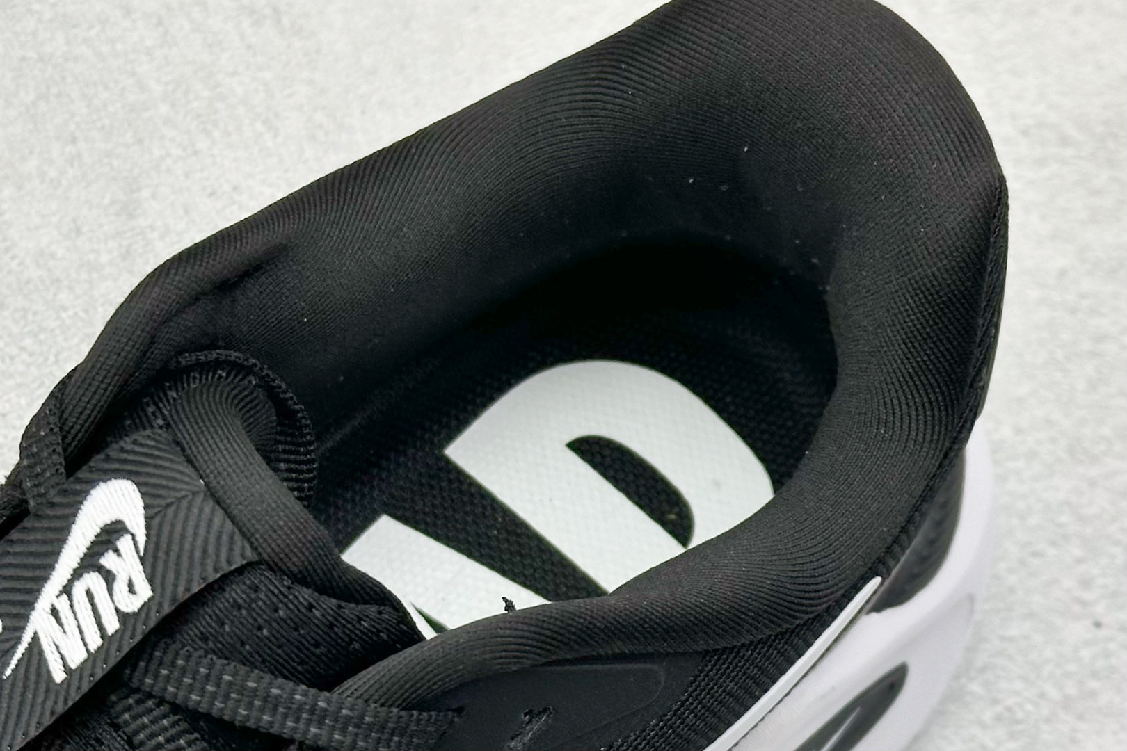 NIKE STRUCTURE 26代登月系列网透面气 训跑练步鞋 HJ1101-003