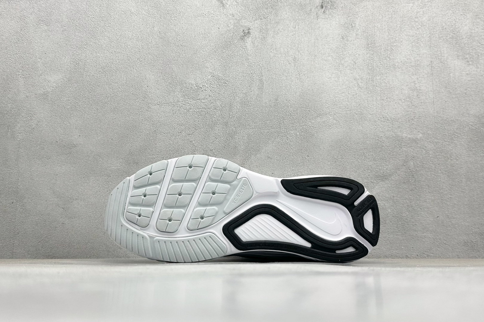 180 NIKE STRUCTURE 26代登月系列网透面气 训跑练步鞋 HJ1102-100