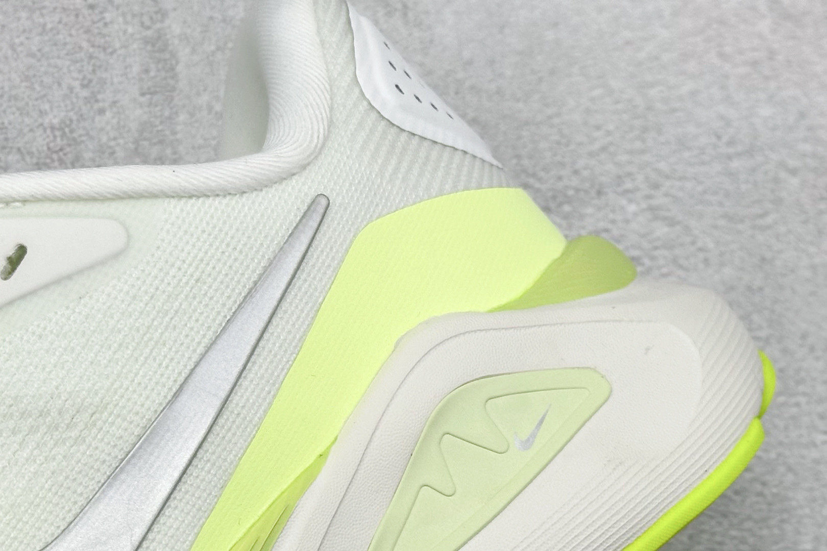 NIKE STRUCTURE 26代登月系列网透面气 训跑练步鞋 HJ1101-103