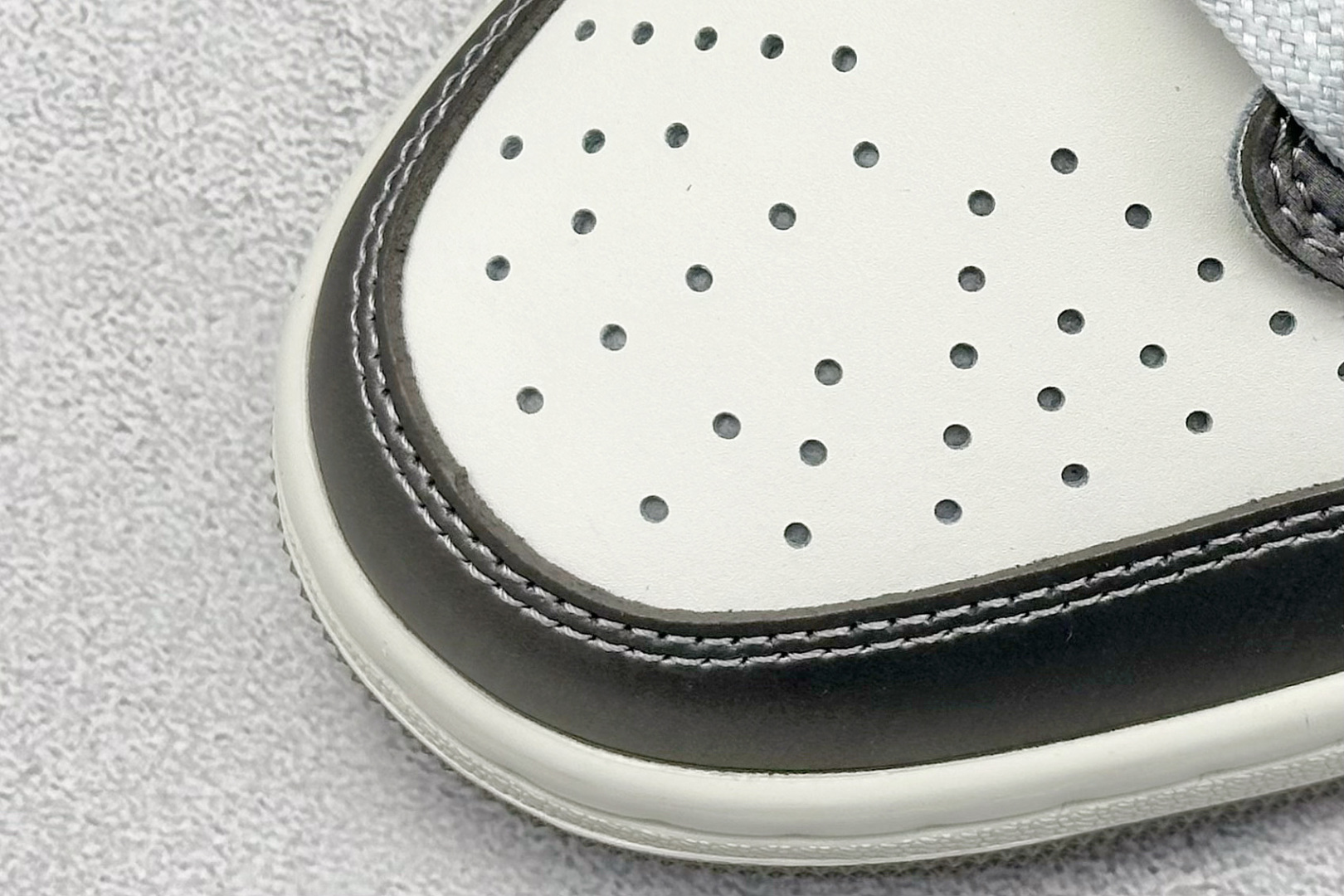 图片[7]-福利特价  Travis Scott x Fragment Design x Air Jordan 1 Low OG SP AJ1 乔1 迈巴赫联名 低帮文化休闲板鞋  #多方联名合作融合了Travis Scott 独特的音乐风格，藤原浩个性的设计风格以及Jordan品牌的经典元素 使其成为一双具有独特身份和价值的鞋子 清新而立体的外观加上联名标识更突出了其独特身份 这种配色方案显示出活力和时尚感 在视觉上引人注目 鞋身的质感和细腻的细节处理使其显得高端而格调十足 这款“倒钩”联名是设计与创意完美结合 融合多方的个性风格是一款备受瞩目的潮流鞋款 货号：AG3702-802  尺码：36 36.5 37.5 38 38.5 39 40 40.5 41 42 42.5 43 44 44.5 45-选品中心