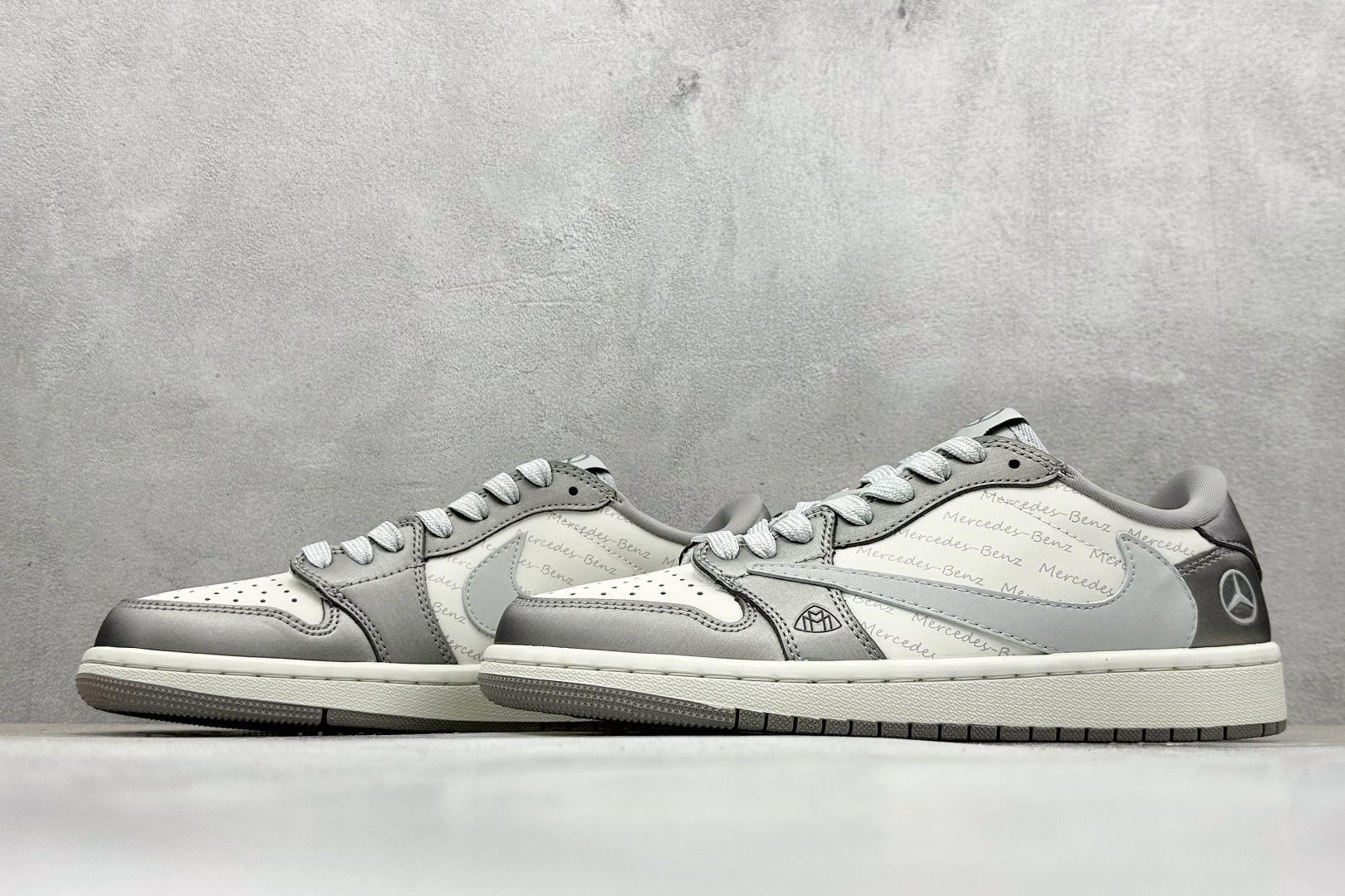 图片[5]-福利特价  Travis Scott x Fragment Design x Air Jordan 1 Low OG SP AJ1 乔1 迈巴赫联名 低帮文化休闲板鞋  #多方联名合作融合了Travis Scott 独特的音乐风格，藤原浩个性的设计风格以及Jordan品牌的经典元素 使其成为一双具有独特身份和价值的鞋子 清新而立体的外观加上联名标识更突出了其独特身份 这种配色方案显示出活力和时尚感 在视觉上引人注目 鞋身的质感和细腻的细节处理使其显得高端而格调十足 这款“倒钩”联名是设计与创意完美结合 融合多方的个性风格是一款备受瞩目的潮流鞋款 货号：AG3702-802  尺码：36 36.5 37.5 38 38.5 39 40 40.5 41 42 42.5 43 44 44.5 45-选品中心