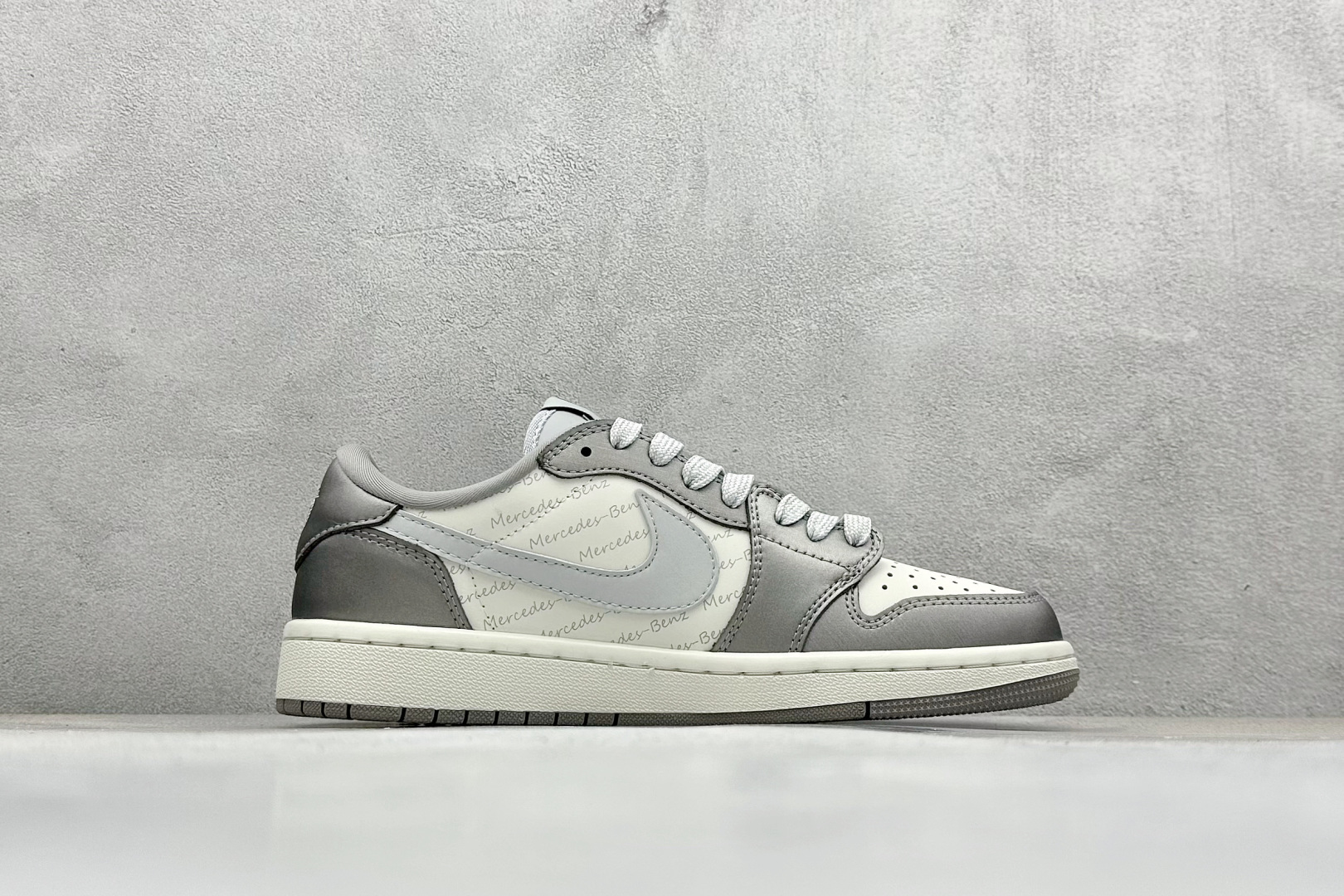 图片[2]-福利特价  Travis Scott x Fragment Design x Air Jordan 1 Low OG SP AJ1 乔1 迈巴赫联名 低帮文化休闲板鞋  #多方联名合作融合了Travis Scott 独特的音乐风格，藤原浩个性的设计风格以及Jordan品牌的经典元素 使其成为一双具有独特身份和价值的鞋子 清新而立体的外观加上联名标识更突出了其独特身份 这种配色方案显示出活力和时尚感 在视觉上引人注目 鞋身的质感和细腻的细节处理使其显得高端而格调十足 这款“倒钩”联名是设计与创意完美结合 融合多方的个性风格是一款备受瞩目的潮流鞋款 货号：AG3702-802  尺码：36 36.5 37.5 38 38.5 39 40 40.5 41 42 42.5 43 44 44.5 45-选品中心