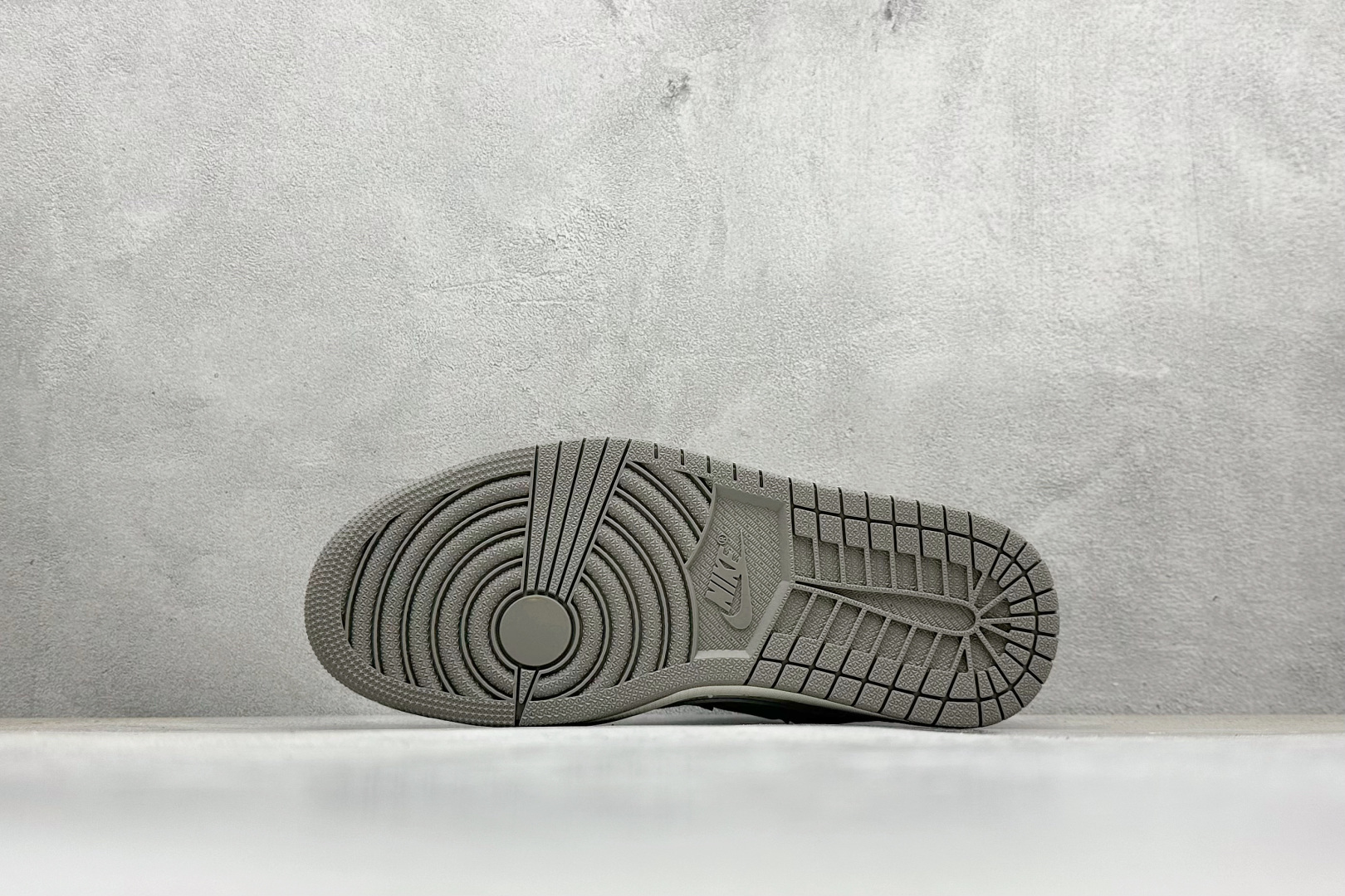 图片[4]-福利特价  Travis Scott x Fragment Design x Air Jordan 1 Low OG SP AJ1 乔1 迈巴赫联名 低帮文化休闲板鞋  #多方联名合作融合了Travis Scott 独特的音乐风格，藤原浩个性的设计风格以及Jordan品牌的经典元素 使其成为一双具有独特身份和价值的鞋子 清新而立体的外观加上联名标识更突出了其独特身份 这种配色方案显示出活力和时尚感 在视觉上引人注目 鞋身的质感和细腻的细节处理使其显得高端而格调十足 这款“倒钩”联名是设计与创意完美结合 融合多方的个性风格是一款备受瞩目的潮流鞋款 货号：AG3702-802  尺码：36 36.5 37.5 38 38.5 39 40 40.5 41 42 42.5 43 44 44.5 45-选品中心