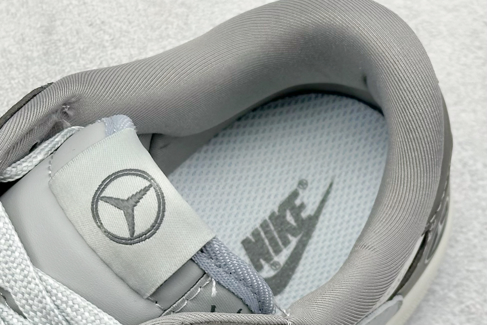 图片[8]-福利特价  Travis Scott x Fragment Design x Air Jordan 1 Low OG SP AJ1 乔1 迈巴赫联名 低帮文化休闲板鞋  #多方联名合作融合了Travis Scott 独特的音乐风格，藤原浩个性的设计风格以及Jordan品牌的经典元素 使其成为一双具有独特身份和价值的鞋子 清新而立体的外观加上联名标识更突出了其独特身份 这种配色方案显示出活力和时尚感 在视觉上引人注目 鞋身的质感和细腻的细节处理使其显得高端而格调十足 这款“倒钩”联名是设计与创意完美结合 融合多方的个性风格是一款备受瞩目的潮流鞋款 货号：AG3702-802  尺码：36 36.5 37.5 38 38.5 39 40 40.5 41 42 42.5 43 44 44.5 45-选品中心