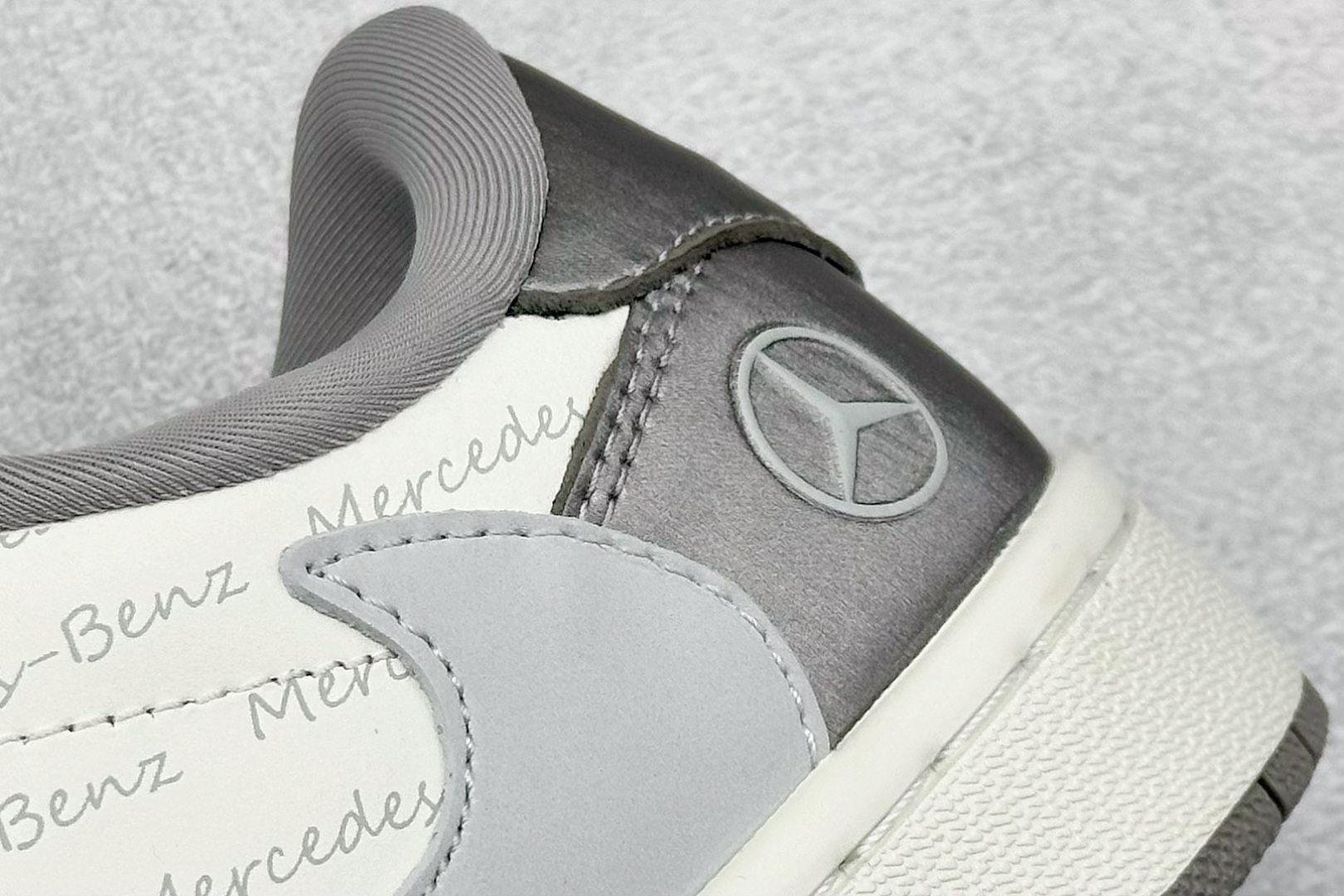 图片[9]-福利特价  Travis Scott x Fragment Design x Air Jordan 1 Low OG SP AJ1 乔1 迈巴赫联名 低帮文化休闲板鞋  #多方联名合作融合了Travis Scott 独特的音乐风格，藤原浩个性的设计风格以及Jordan品牌的经典元素 使其成为一双具有独特身份和价值的鞋子 清新而立体的外观加上联名标识更突出了其独特身份 这种配色方案显示出活力和时尚感 在视觉上引人注目 鞋身的质感和细腻的细节处理使其显得高端而格调十足 这款“倒钩”联名是设计与创意完美结合 融合多方的个性风格是一款备受瞩目的潮流鞋款 货号：AG3702-802  尺码：36 36.5 37.5 38 38.5 39 40 40.5 41 42 42.5 43 44 44.5 45-选品中心