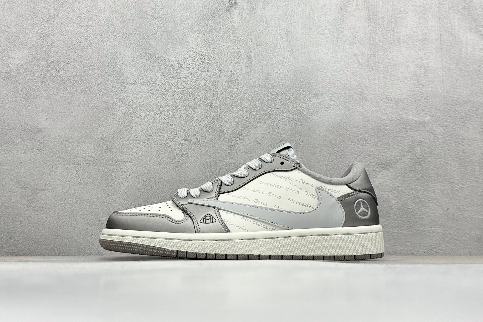 福利特价  Travis Scott x Fragment Design x Air Jordan 1 Low OG SP AJ1 乔1 迈巴赫联名 低帮文化休闲板鞋  #多方联名合作融合了Travis Scott 独特的音乐风格，藤原浩个性的设计风格以及Jordan品牌的经典元素 使其成为一双具有独特身份和价值的鞋子 清新而立体的外观加上联名标识更突出了其独特身份 这种配色方案显示出活力和时尚感 在视觉上引人注目 鞋身的质感和细腻的细节处理使其显得高端而格调十足 这款“倒钩”联名是设计与创意完美结合 融合多方的个性风格是一款备受瞩目的潮流鞋款 货号：AG3702-802  尺码：36 36.5 37.5 38 38.5 39 40 40.5 41 42 42.5 43 44 44.5 45-选品中心