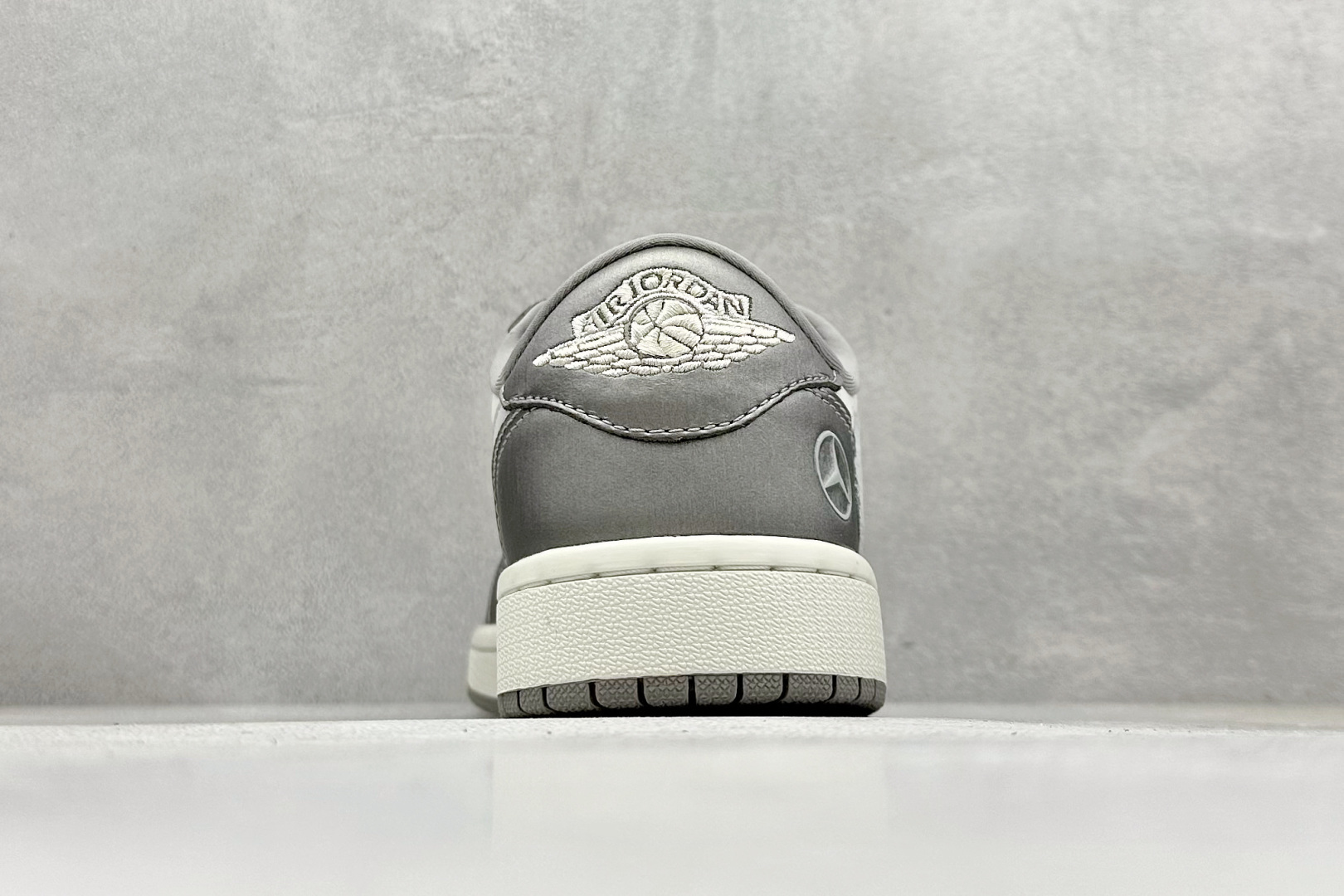 图片[6]-福利特价  Travis Scott x Fragment Design x Air Jordan 1 Low OG SP AJ1 乔1 迈巴赫联名 低帮文化休闲板鞋  #多方联名合作融合了Travis Scott 独特的音乐风格，藤原浩个性的设计风格以及Jordan品牌的经典元素 使其成为一双具有独特身份和价值的鞋子 清新而立体的外观加上联名标识更突出了其独特身份 这种配色方案显示出活力和时尚感 在视觉上引人注目 鞋身的质感和细腻的细节处理使其显得高端而格调十足 这款“倒钩”联名是设计与创意完美结合 融合多方的个性风格是一款备受瞩目的潮流鞋款 货号：AG3702-802  尺码：36 36.5 37.5 38 38.5 39 40 40.5 41 42 42.5 43 44 44.5 45-选品中心