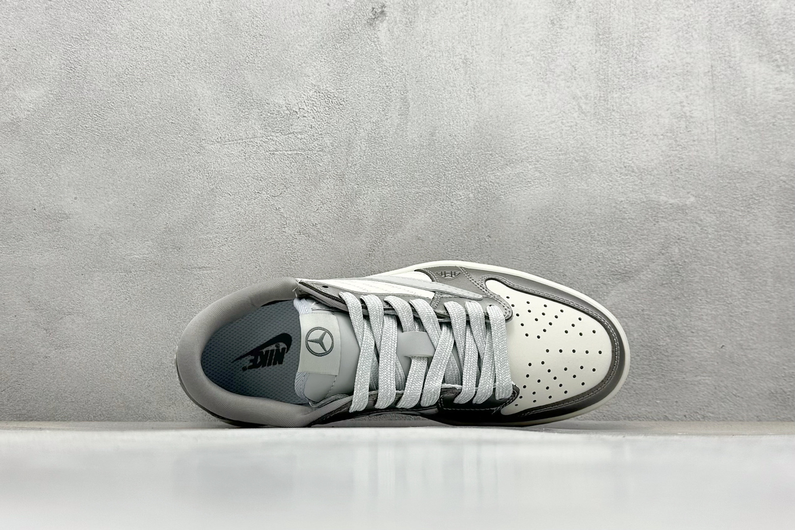 图片[3]-福利特价  Travis Scott x Fragment Design x Air Jordan 1 Low OG SP AJ1 乔1 迈巴赫联名 低帮文化休闲板鞋  #多方联名合作融合了Travis Scott 独特的音乐风格，藤原浩个性的设计风格以及Jordan品牌的经典元素 使其成为一双具有独特身份和价值的鞋子 清新而立体的外观加上联名标识更突出了其独特身份 这种配色方案显示出活力和时尚感 在视觉上引人注目 鞋身的质感和细腻的细节处理使其显得高端而格调十足 这款“倒钩”联名是设计与创意完美结合 融合多方的个性风格是一款备受瞩目的潮流鞋款 货号：AG3702-802  尺码：36 36.5 37.5 38 38.5 39 40 40.5 41 42 42.5 43 44 44.5 45-选品中心